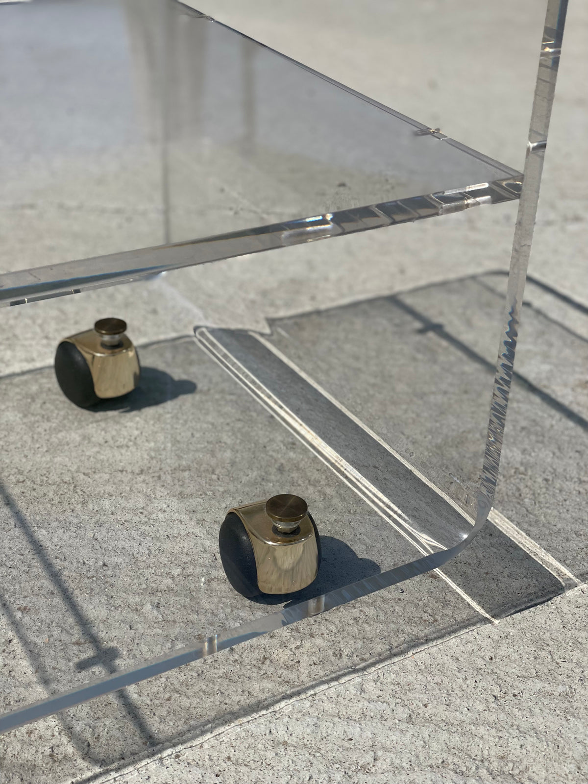 Vintage plexiglazen trolleytafel van Marais – Les Invisibles, jaren 70/80. Met orgineel document