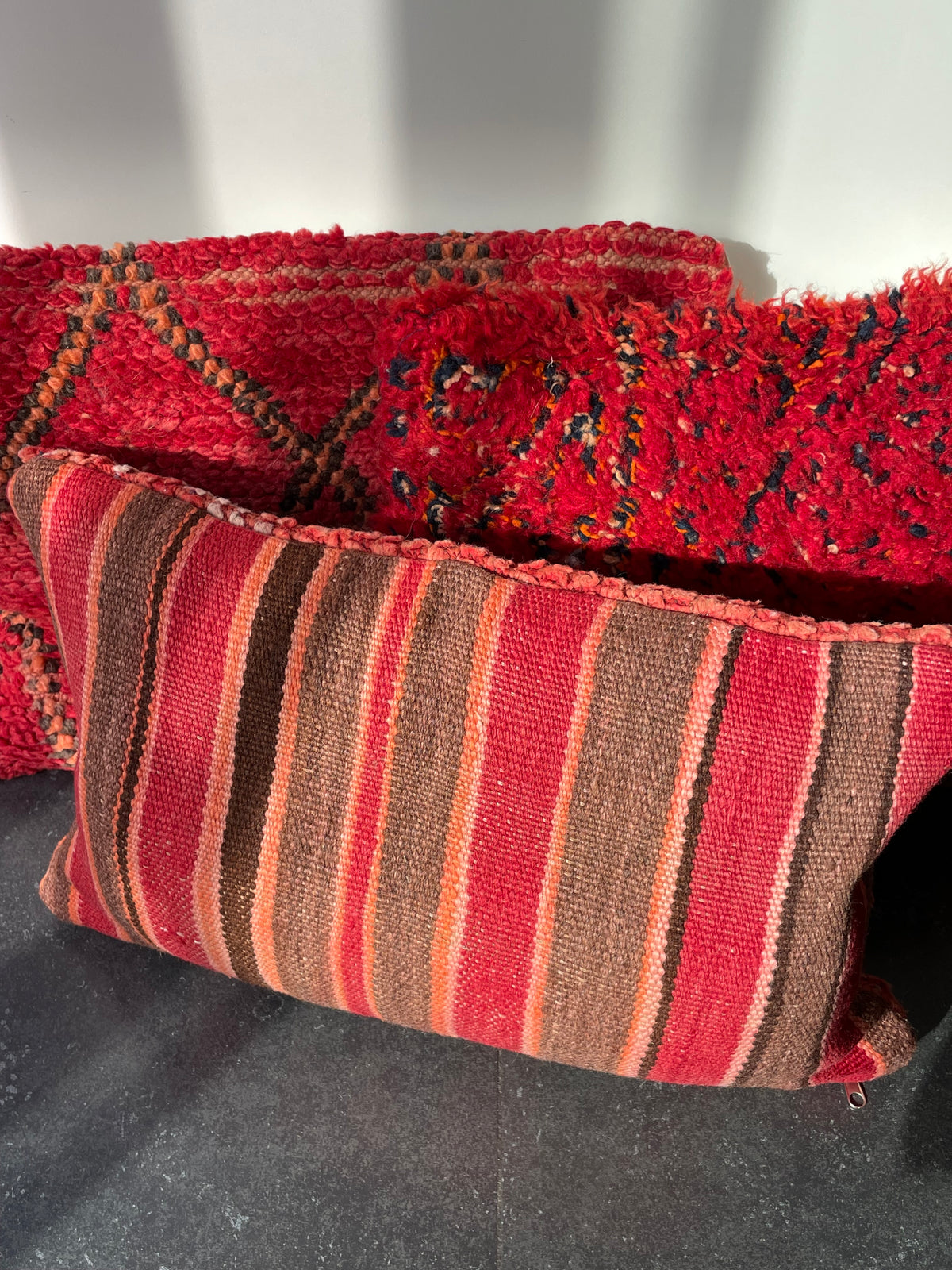 Handgemaakt rood Berber kussen met lange pool - 43x55