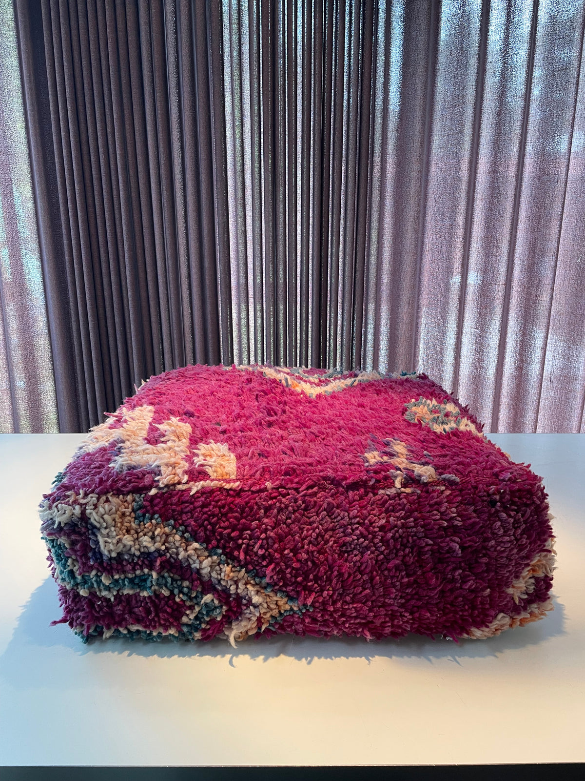 Handgemaakte Berberpoef – Fuchsia Colour Statement - 65x65