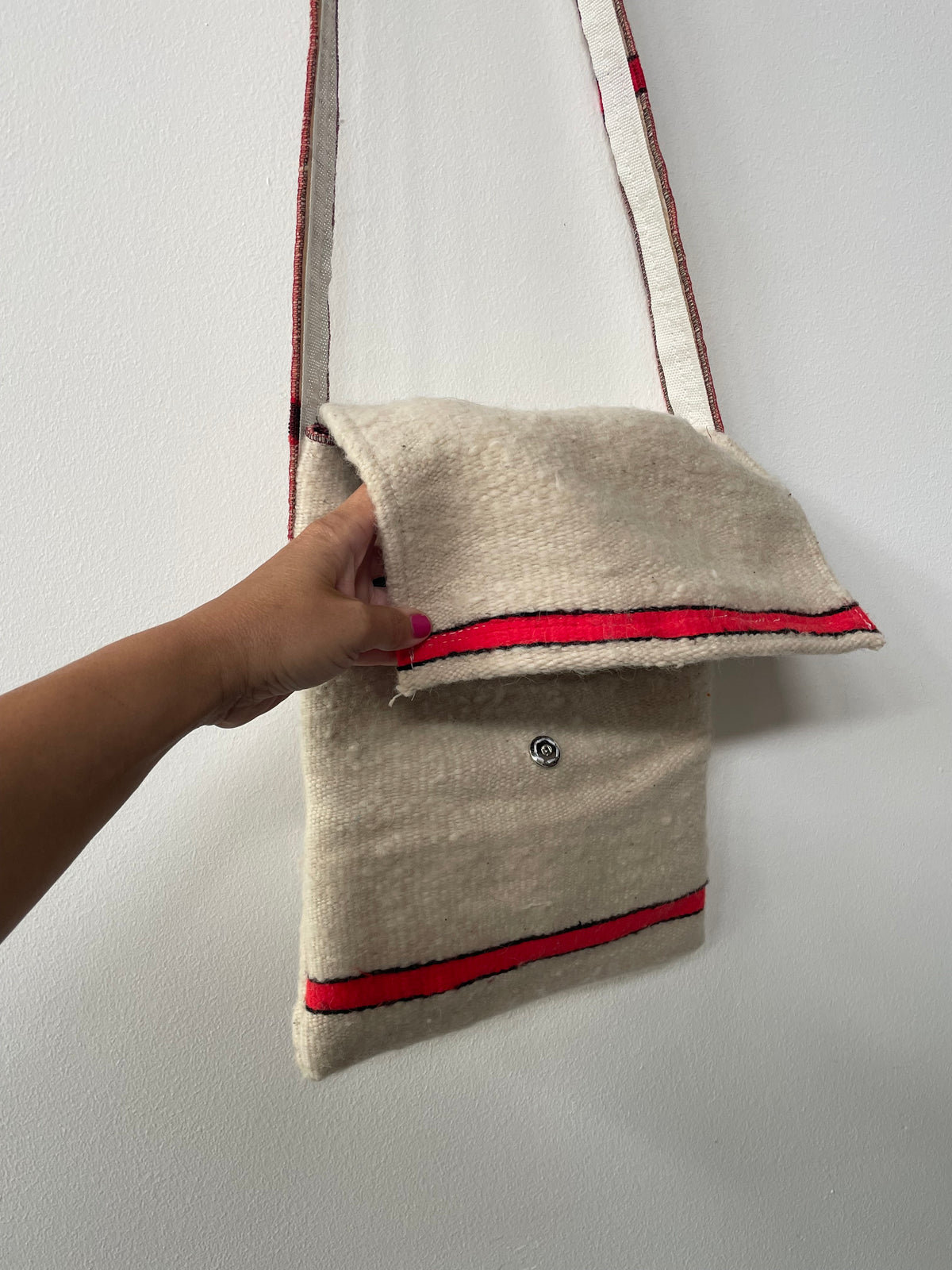 Handgemaakte schoudertas – ecru met rood accent 30x36