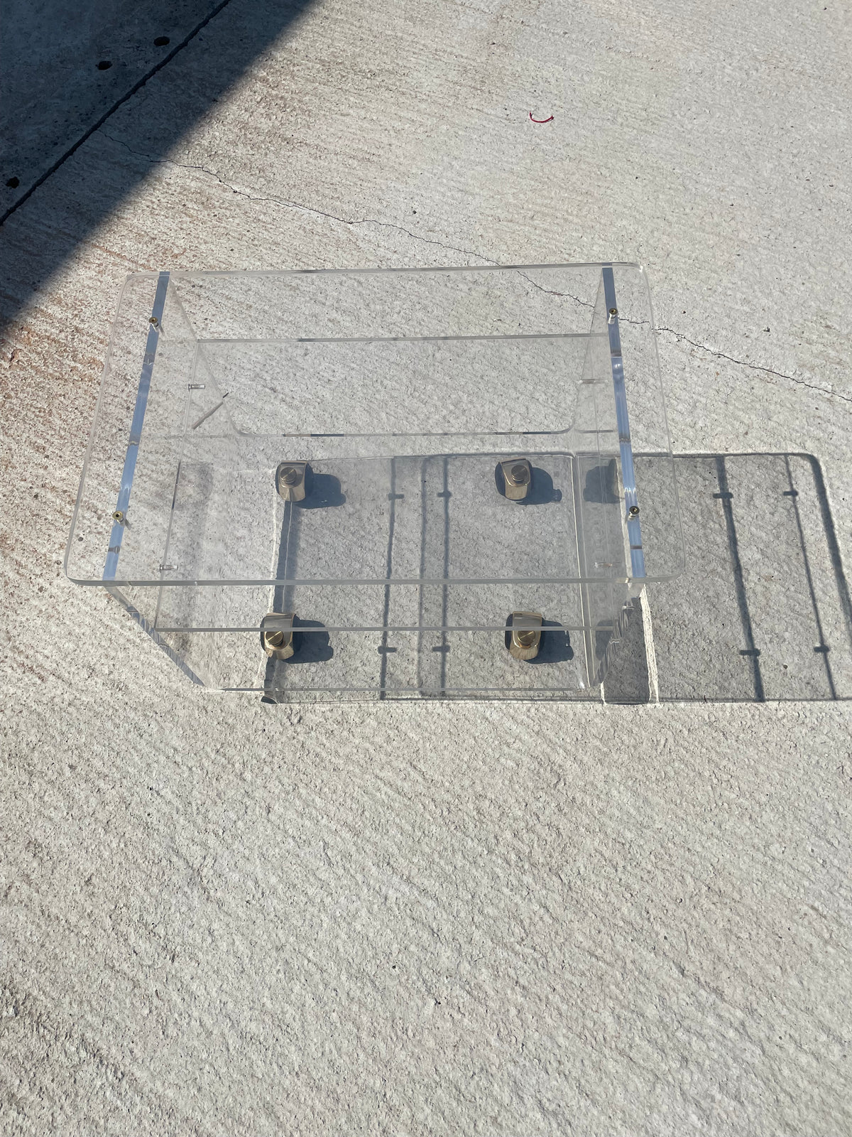 Vintage plexiglazen trolleytafel van Marais – Les Invisibles, jaren 70/80. Met orgineel document