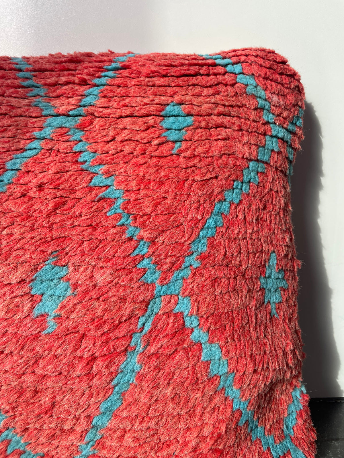 Handgemaakt Marokkaans kussen – koraalrood & turquoise, achterkant speelse streep - 45x45