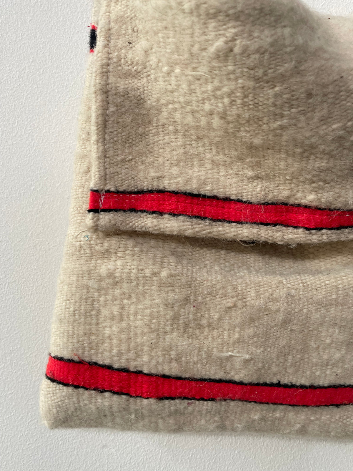 Handgemaakte schoudertas – ecru met rood accent 30x36