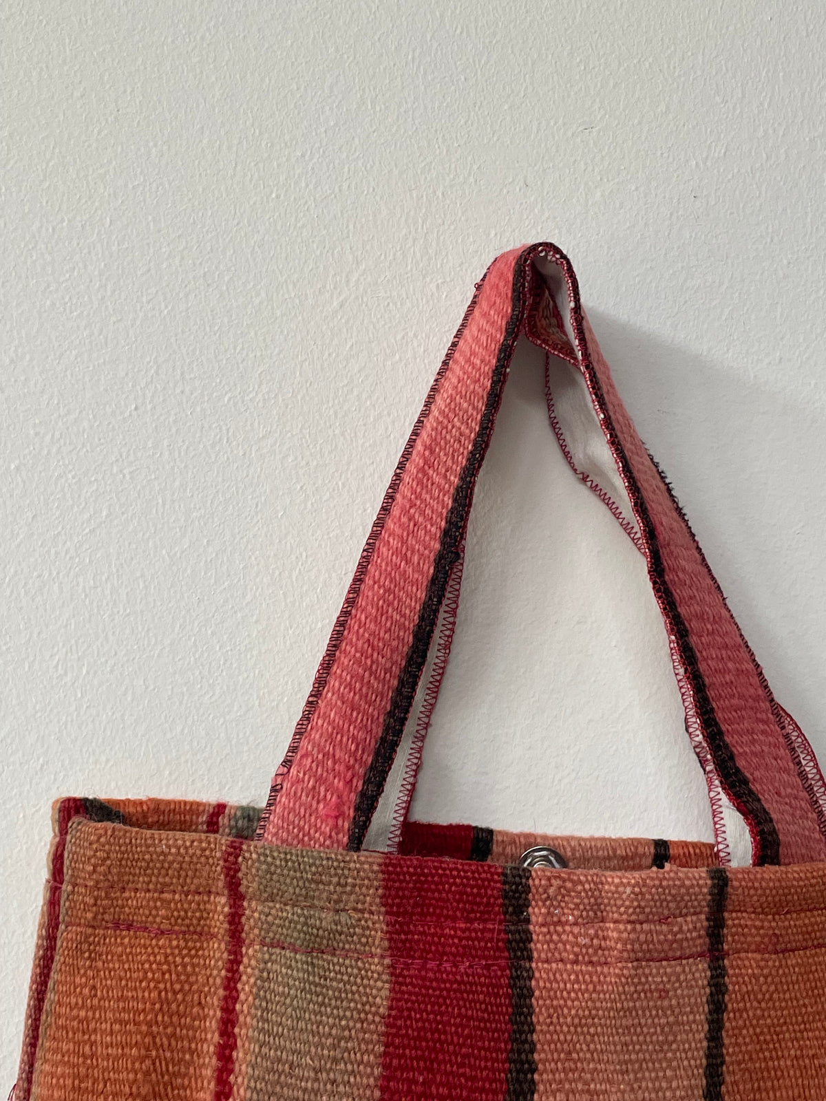 Handgemaakte gestreepte shopper in warme kleuren 33x35
