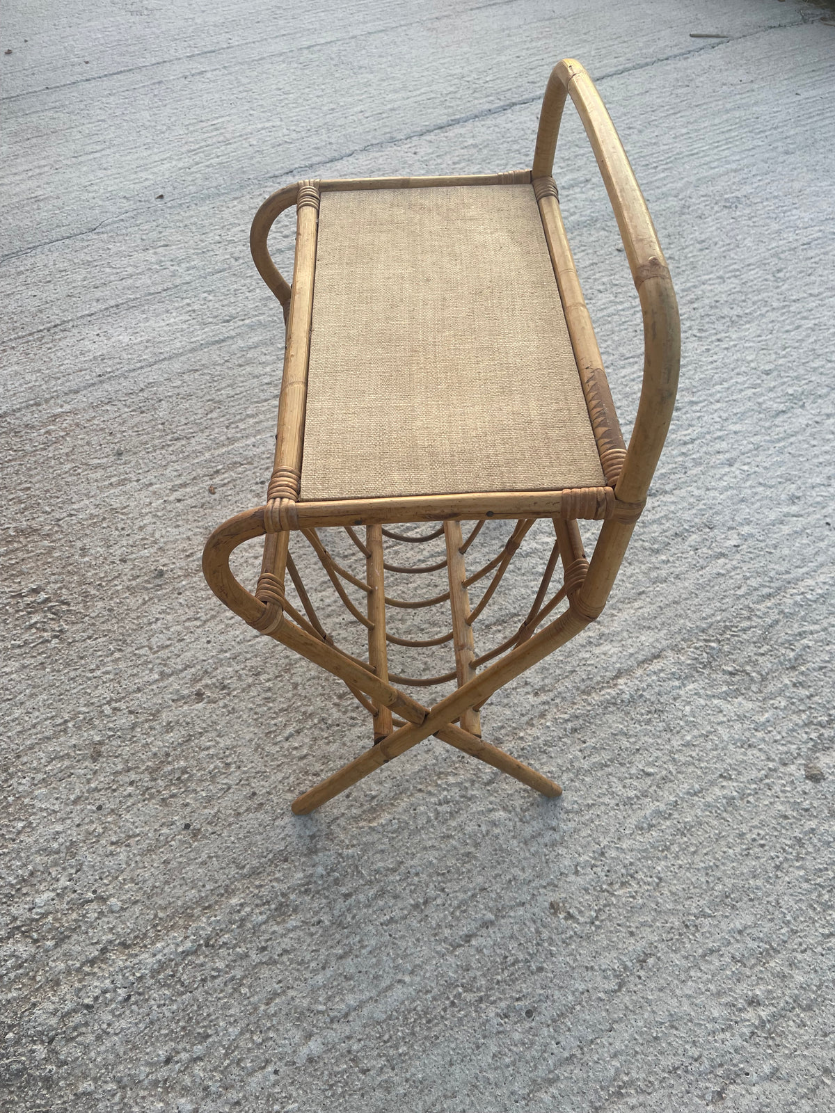 Vintage rotan bijzettafel met lectuurbak