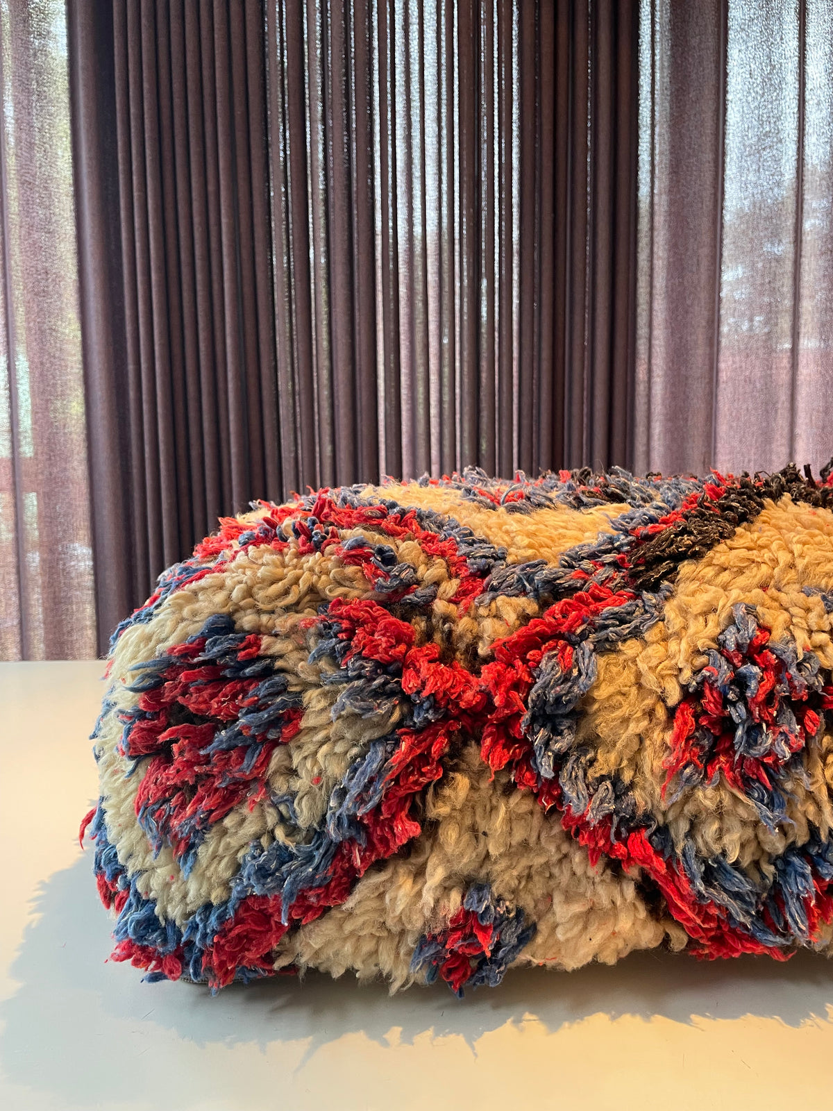Handgemaakte Berberpoef – speels grafisch in rood en blauw - 60x60