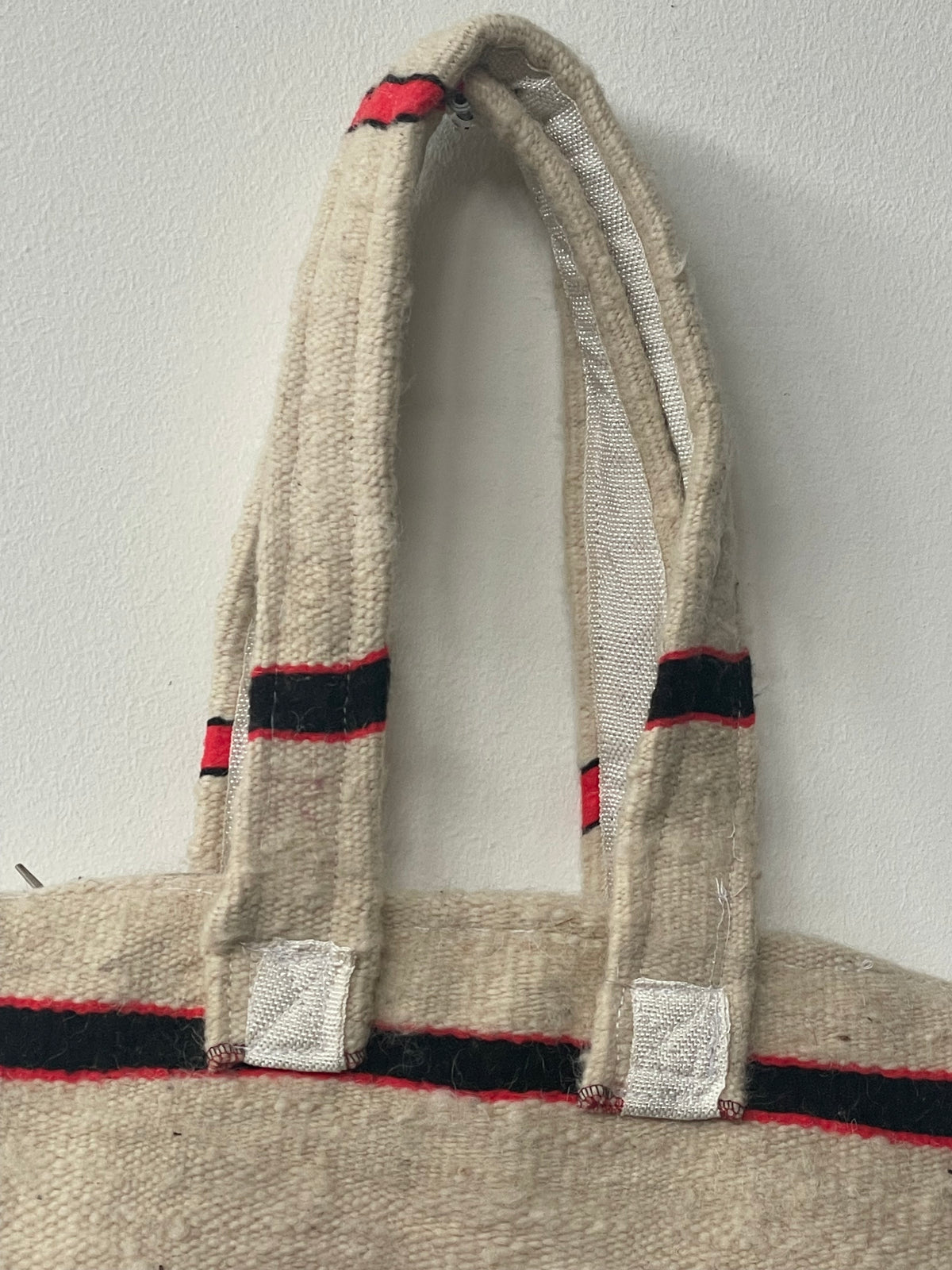 Handgemaakte wollen shopper met oranje en zwarte accenten 37x37
