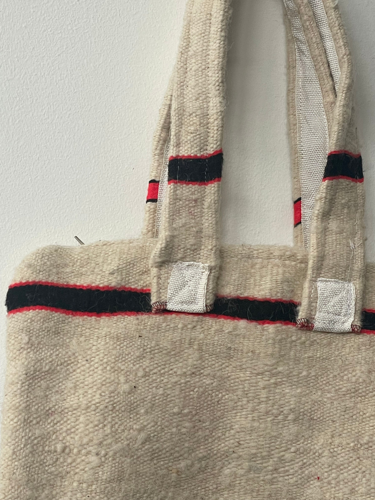 Handgemaakte wollen shopper met oranje en zwarte accenten 37x37
