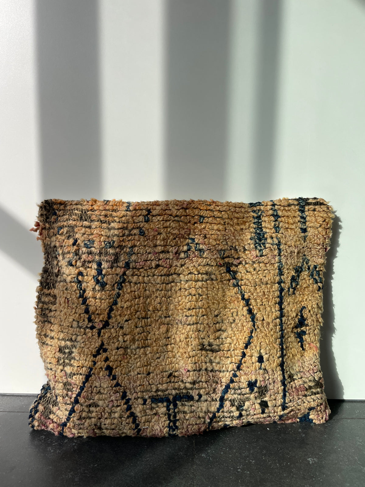 Berberkussen in naturel met grafische blauwe accenten - 45x58