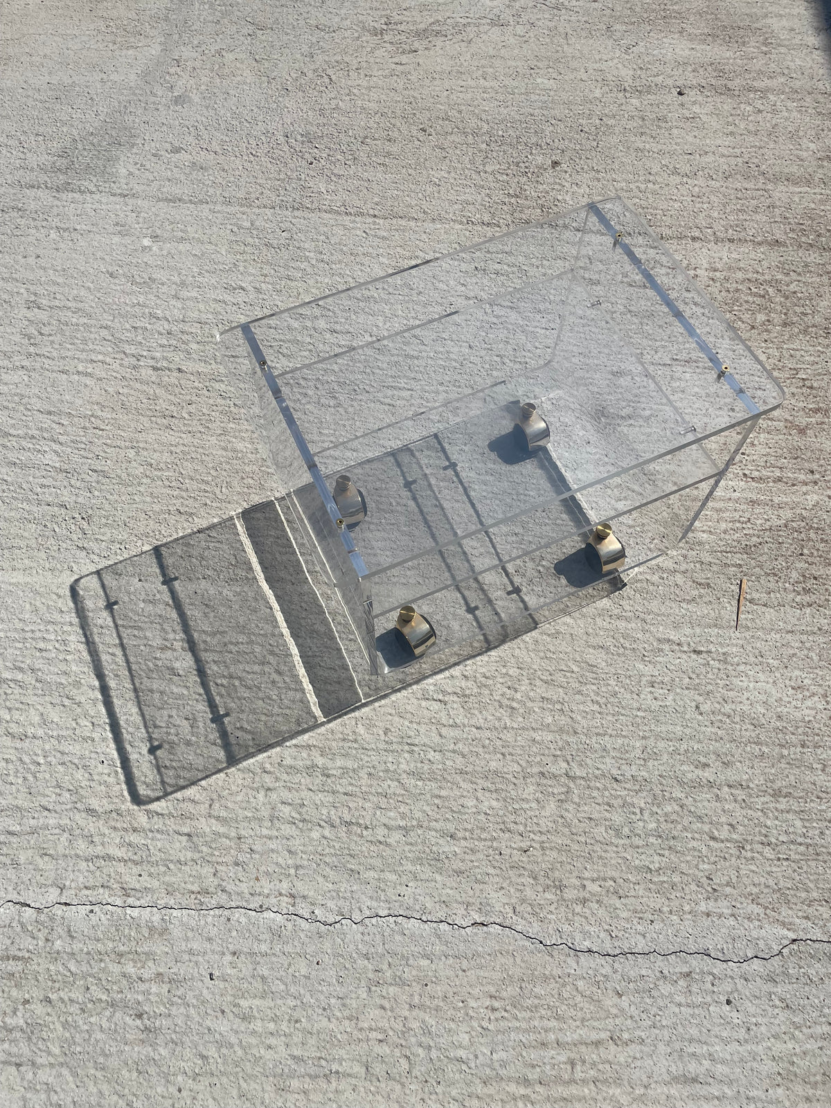 Vintage plexiglazen trolleytafel van Marais – Les Invisibles, jaren 70/80. Met orgineel document