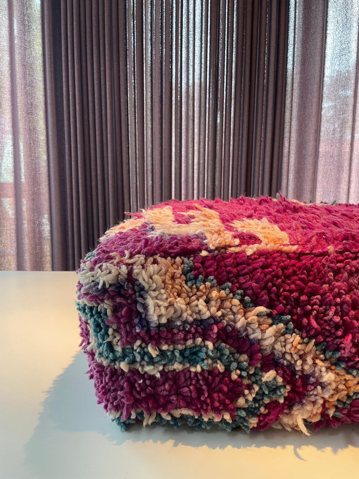 Handgemaakte Berberpoef – Fuchsia Colour Statement - 65x65