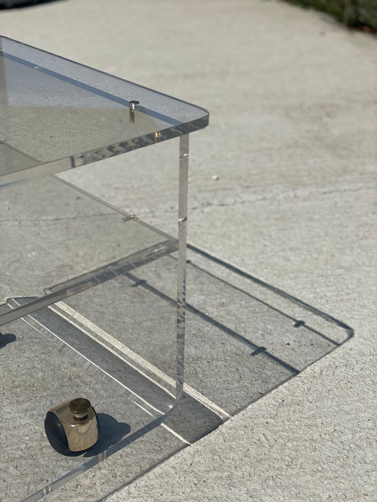 Vintage plexiglazen trolleytafel van Marais – Les Invisibles, jaren 70/80. Met orgineel document