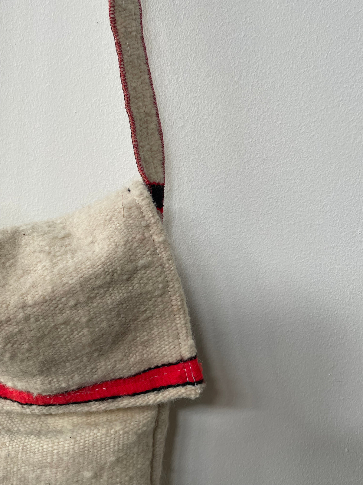 Handgemaakte schoudertas – ecru met rood accent 30x36