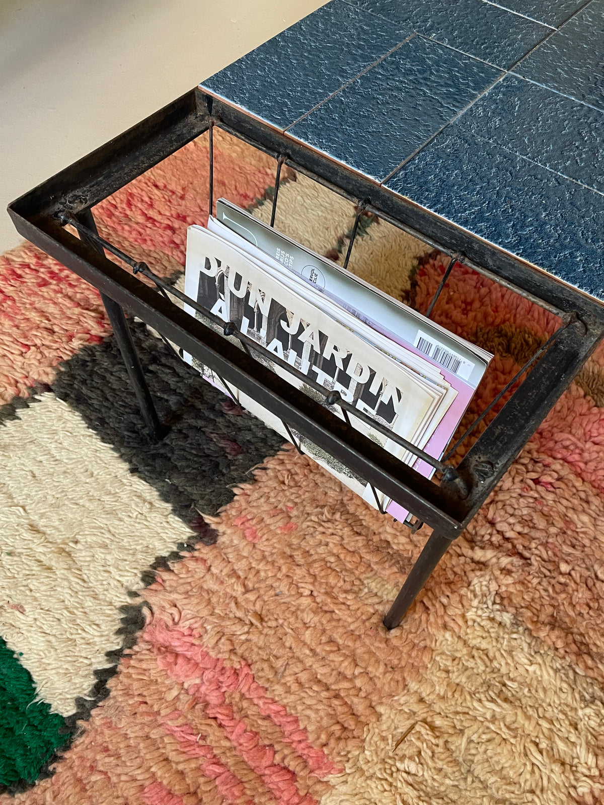 Vintage tegeltafel met lectuurhouder – blauw keramiek