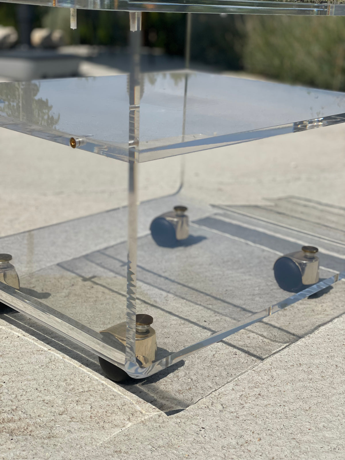 Vintage plexiglazen trolleytafel van Marais – Les Invisibles, jaren 70/80. Met orgineel document