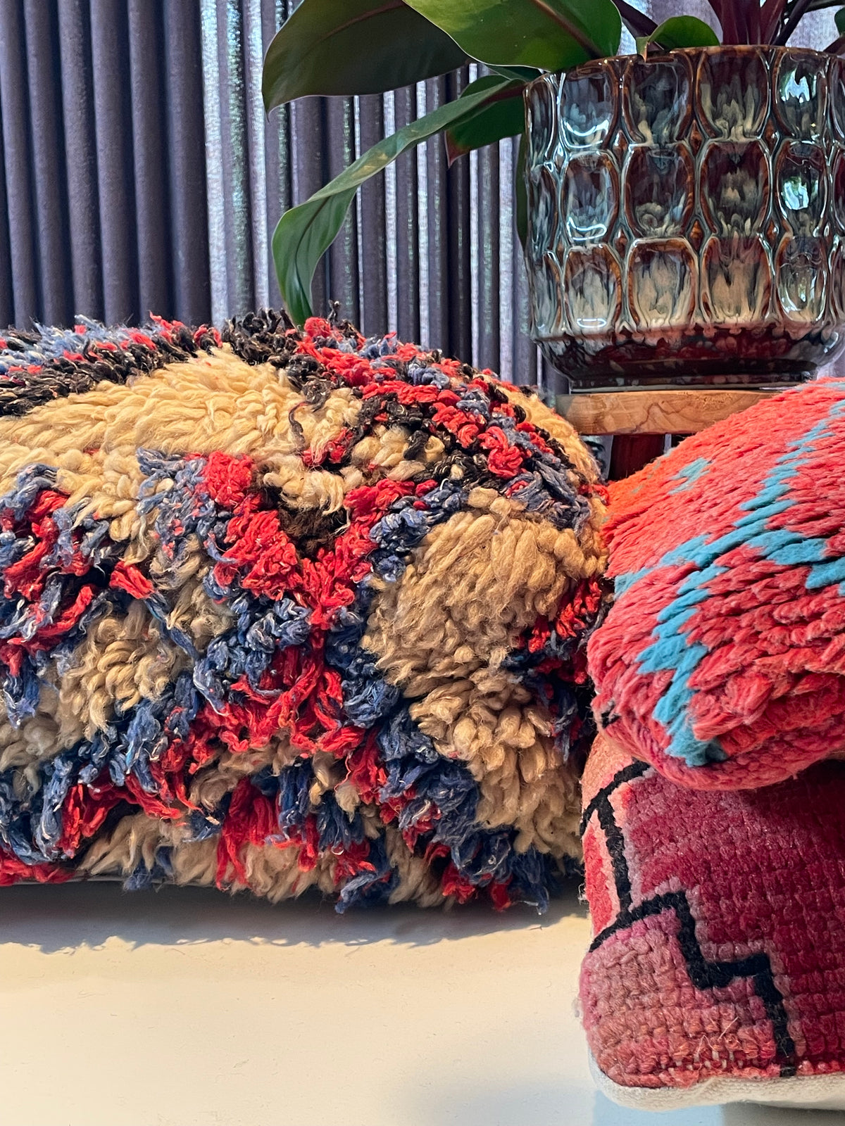 Handgemaakte Berberpoef – speels grafisch in rood en blauw - 60x60
