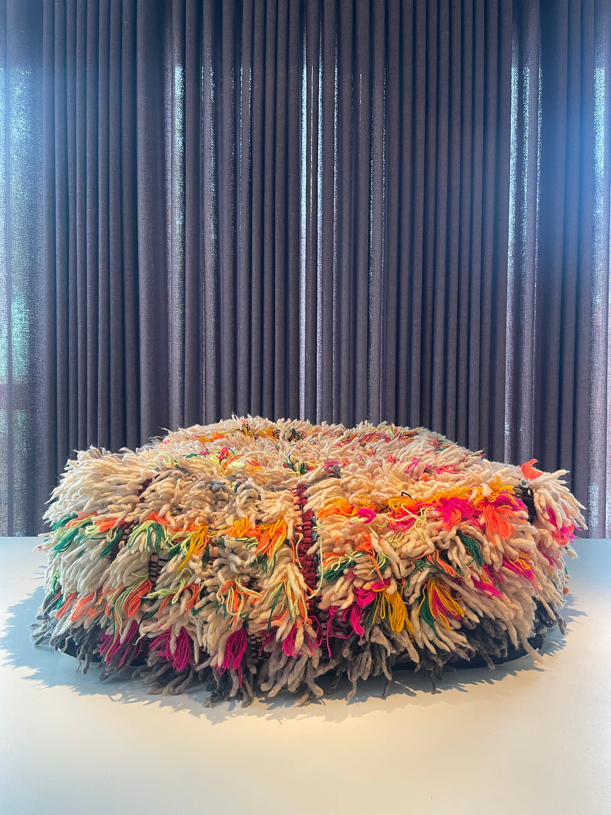 Handgemaakte Berberpoef met kleurrijke en speelse lange draden - 68x68