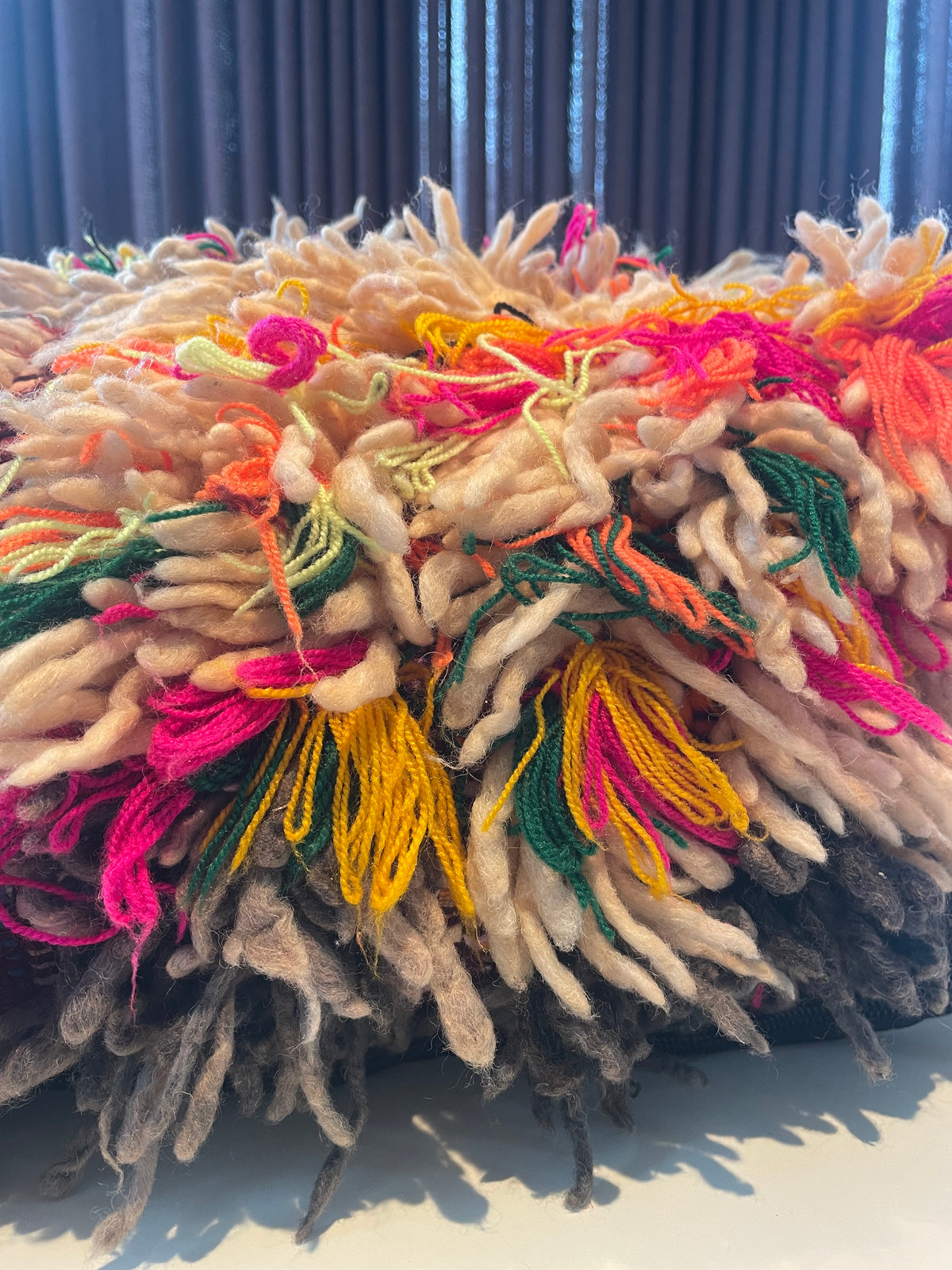 Handgemaakte Berberpoef met kleurrijke en speelse lange draden - 68x68