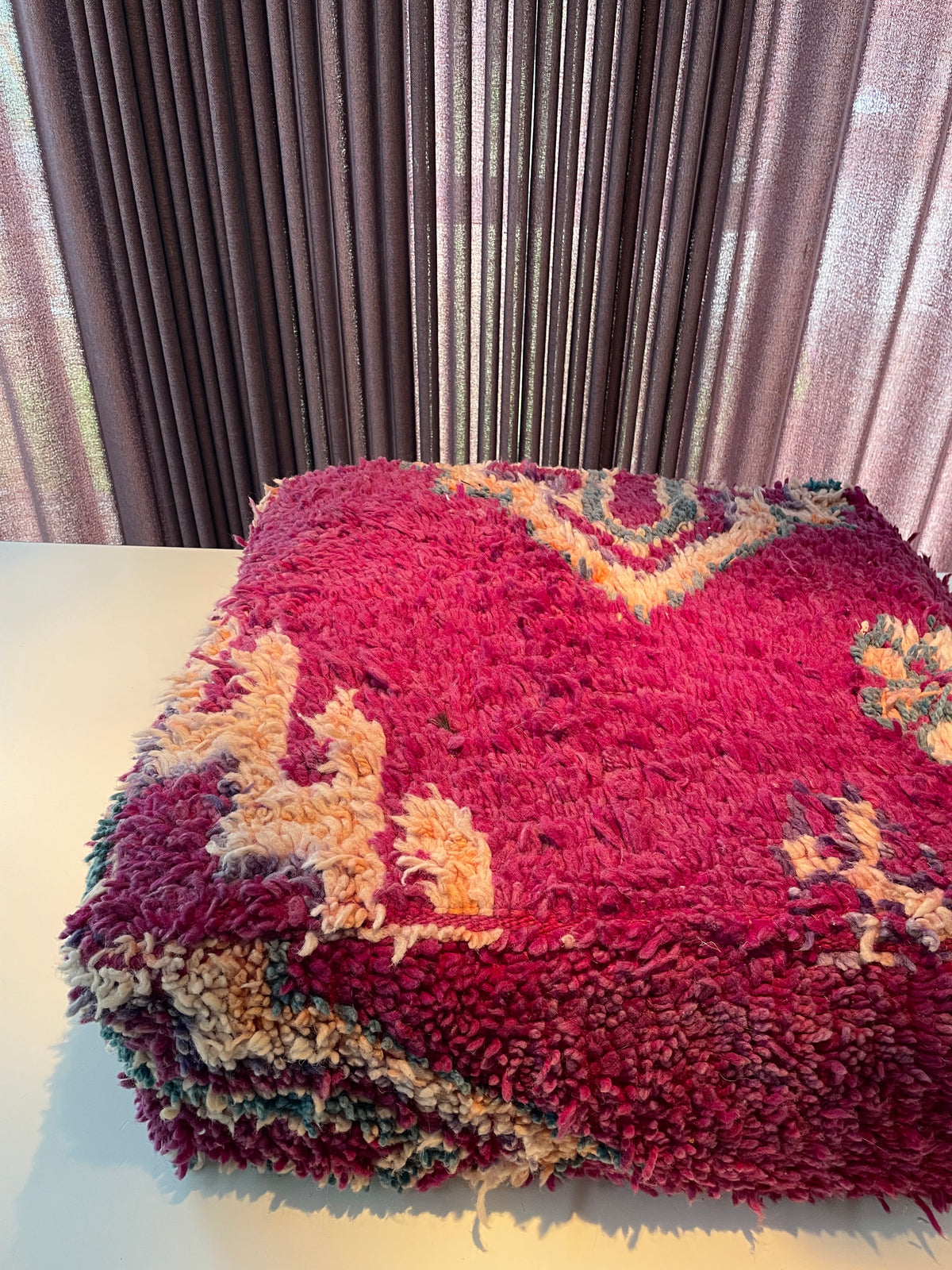 Handgemaakte Berberpoef – Fuchsia Colour Statement - 65x65