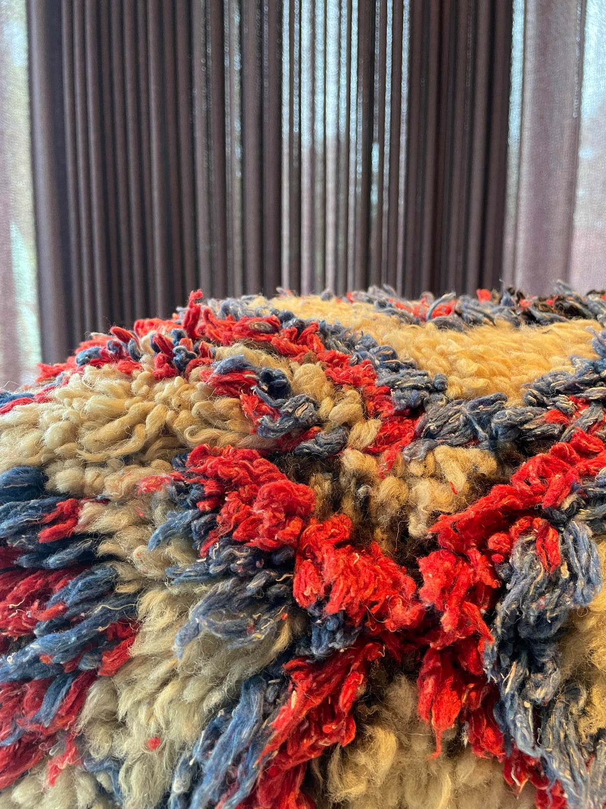 Handgemaakte Berberpoef – speels grafisch in rood en blauw - 60x60