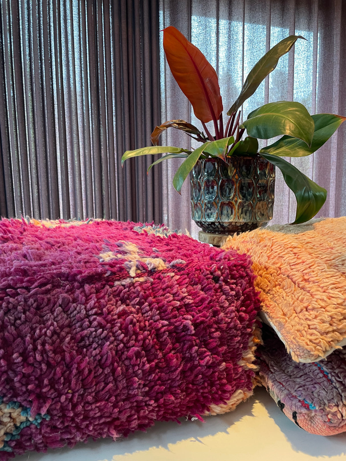 Handgemaakte Berberpoef – Fuchsia Colour Statement - 65x65
