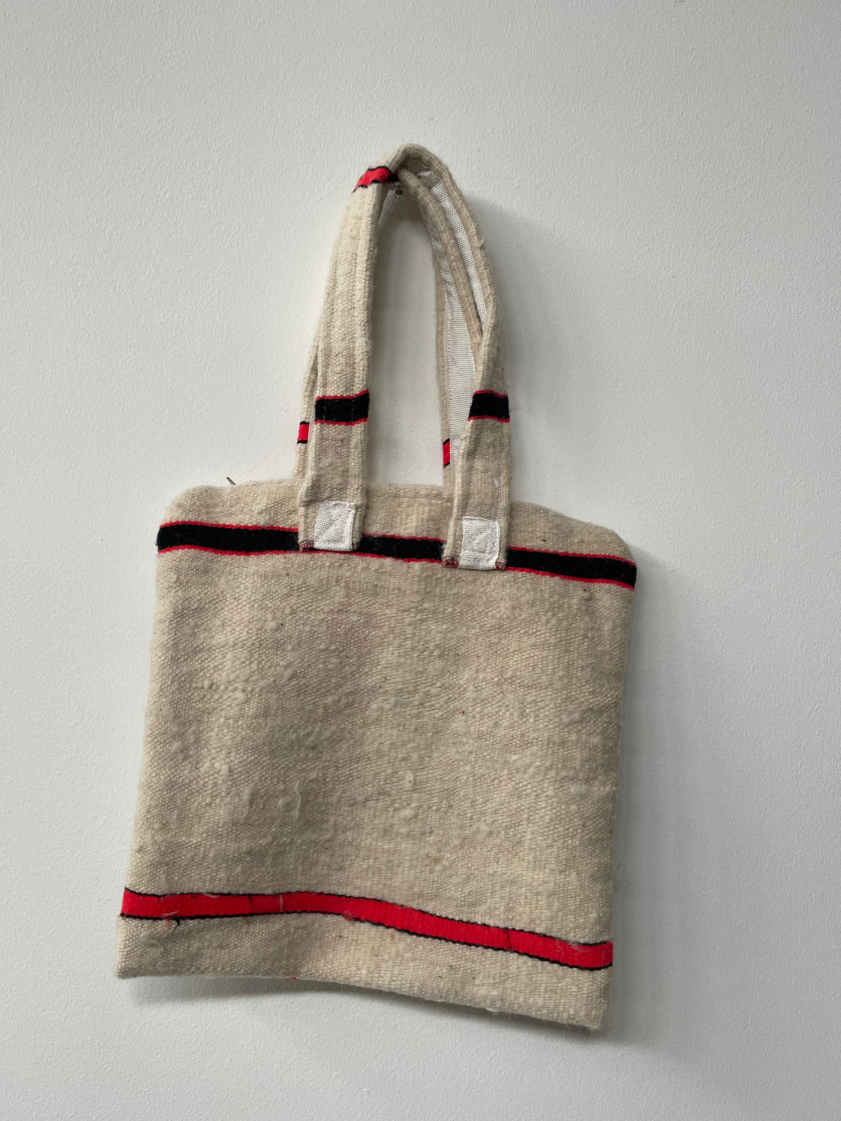 Handgemaakte wollen shopper met oranje en zwarte accenten 37x37