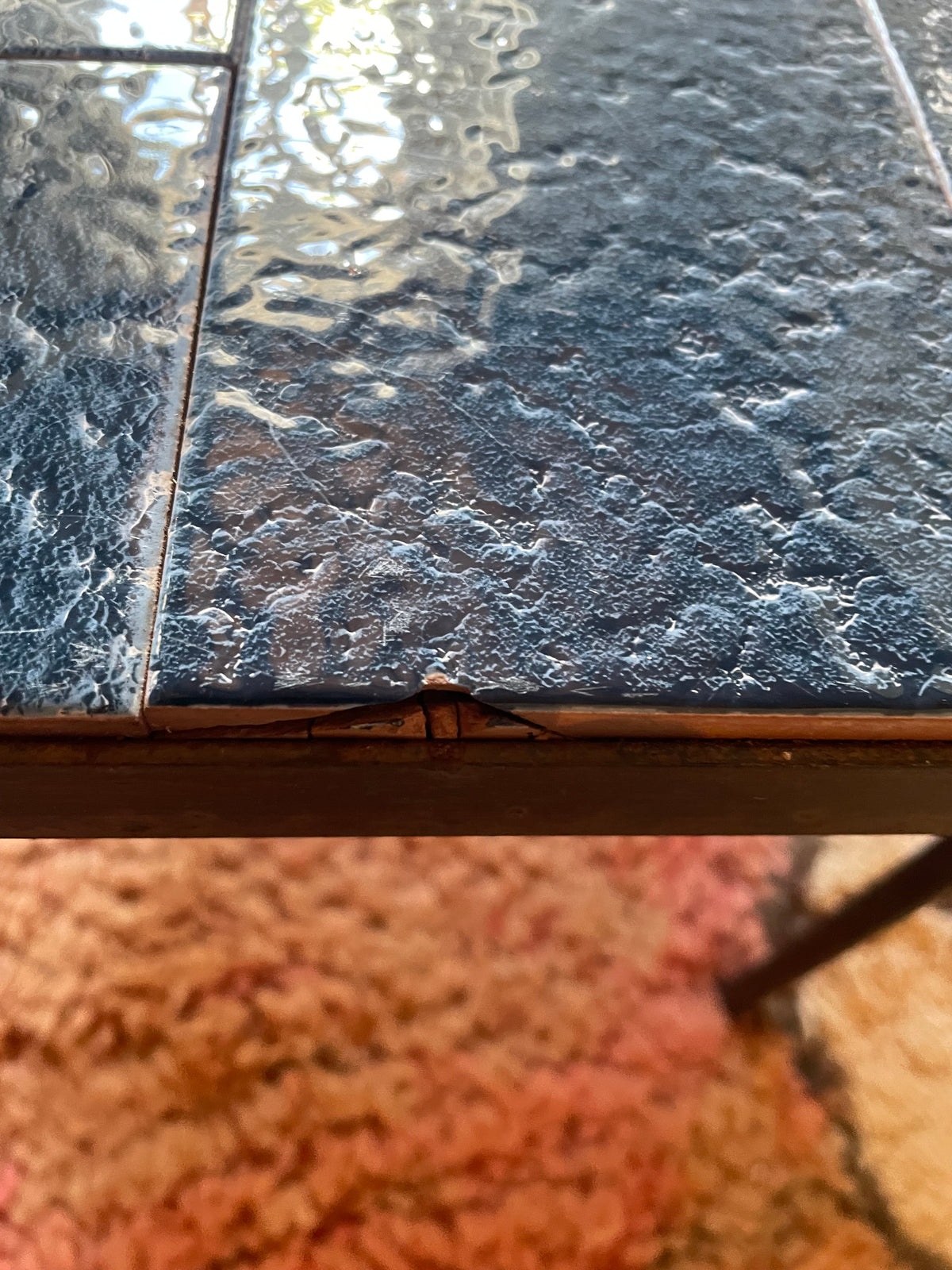 Vintage tegeltafel met lectuurhouder – blauw keramiek