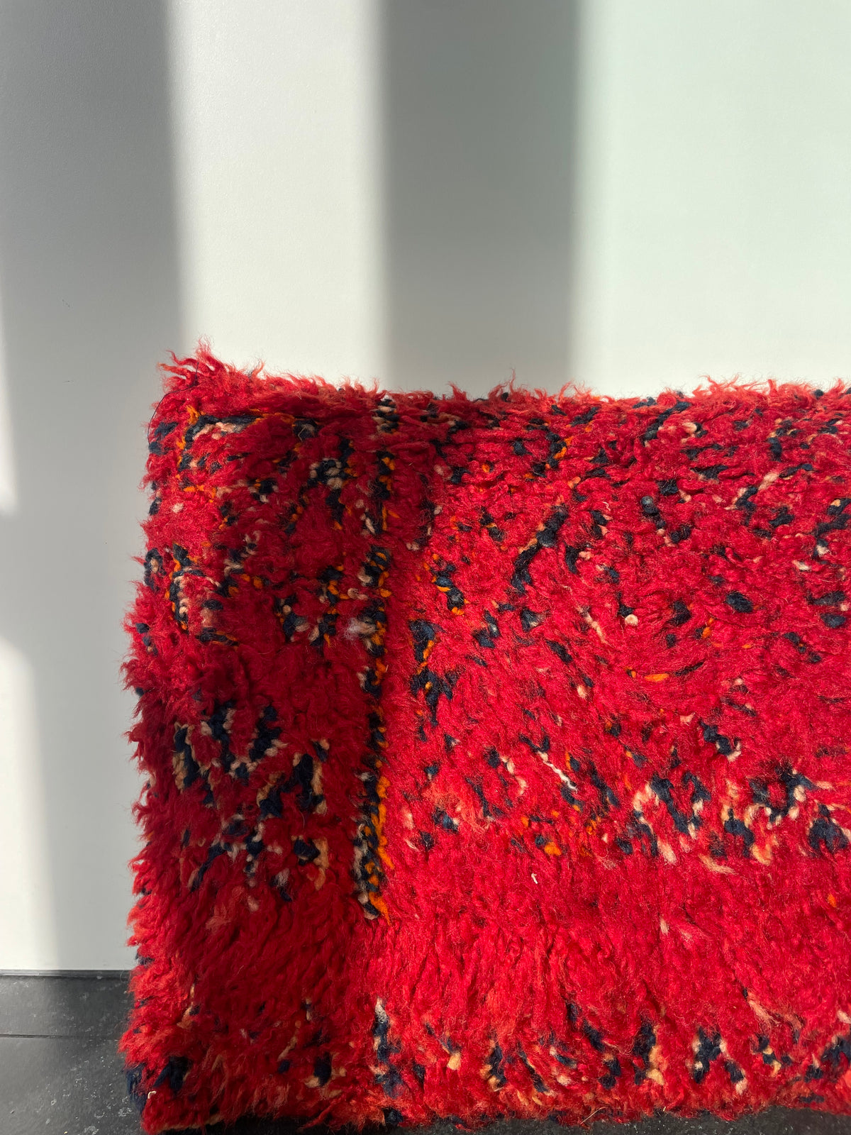 Handgemaakt rood Berber kussen met lange pool - 43x55