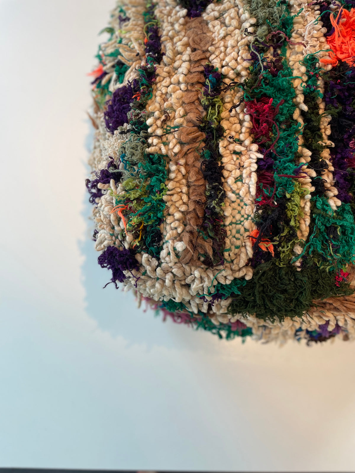 Handgemaakte Berberpoef – kleurrijke textuurmix - 68x68