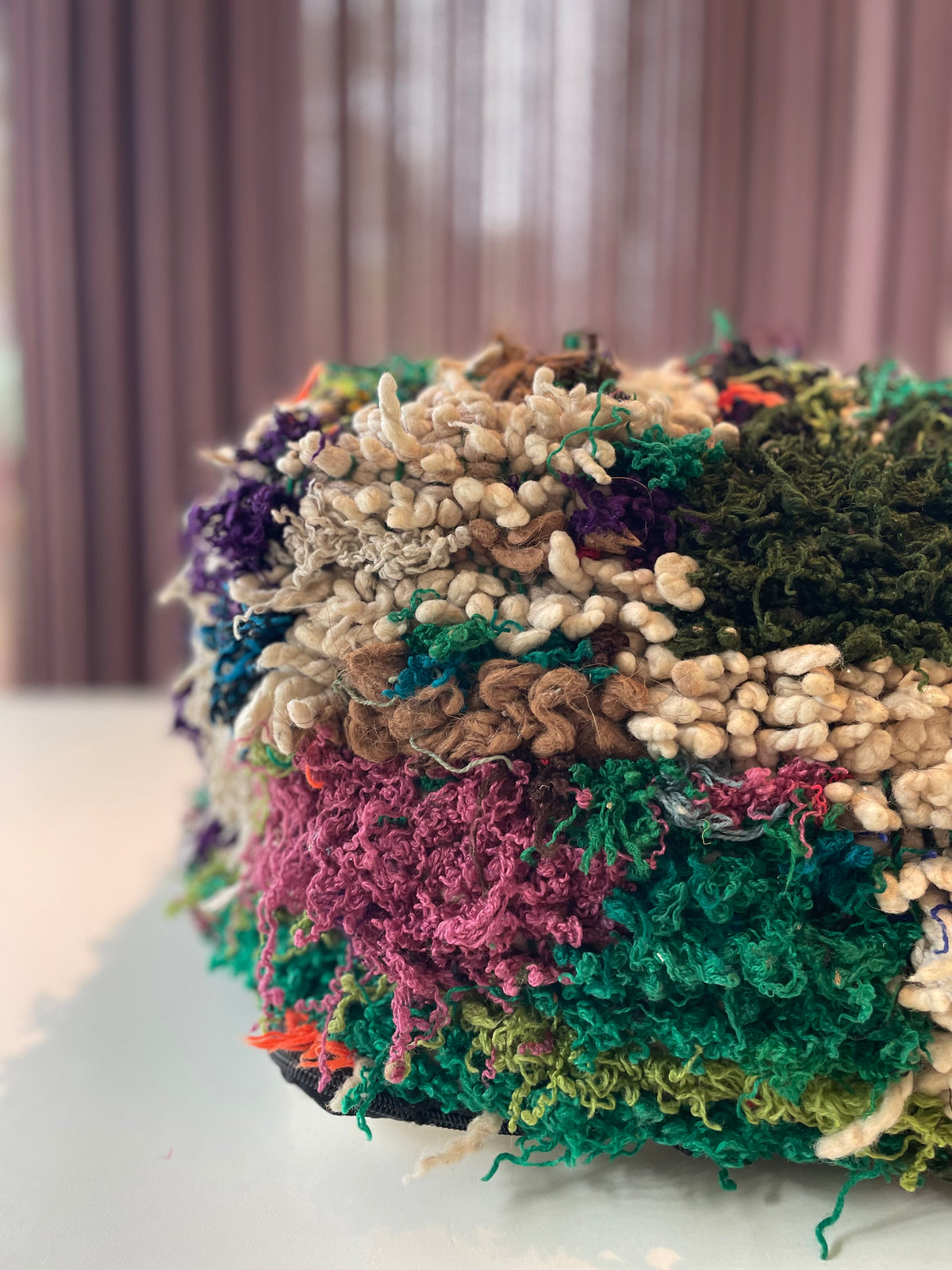 Handgemaakte Berberpoef – kleurrijke textuurmix - 68x68