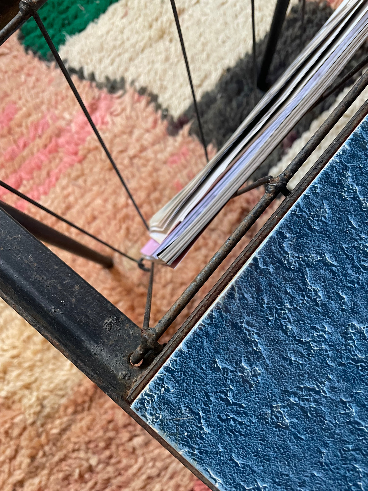 Vintage tegeltafel met lectuurhouder – blauw keramiek