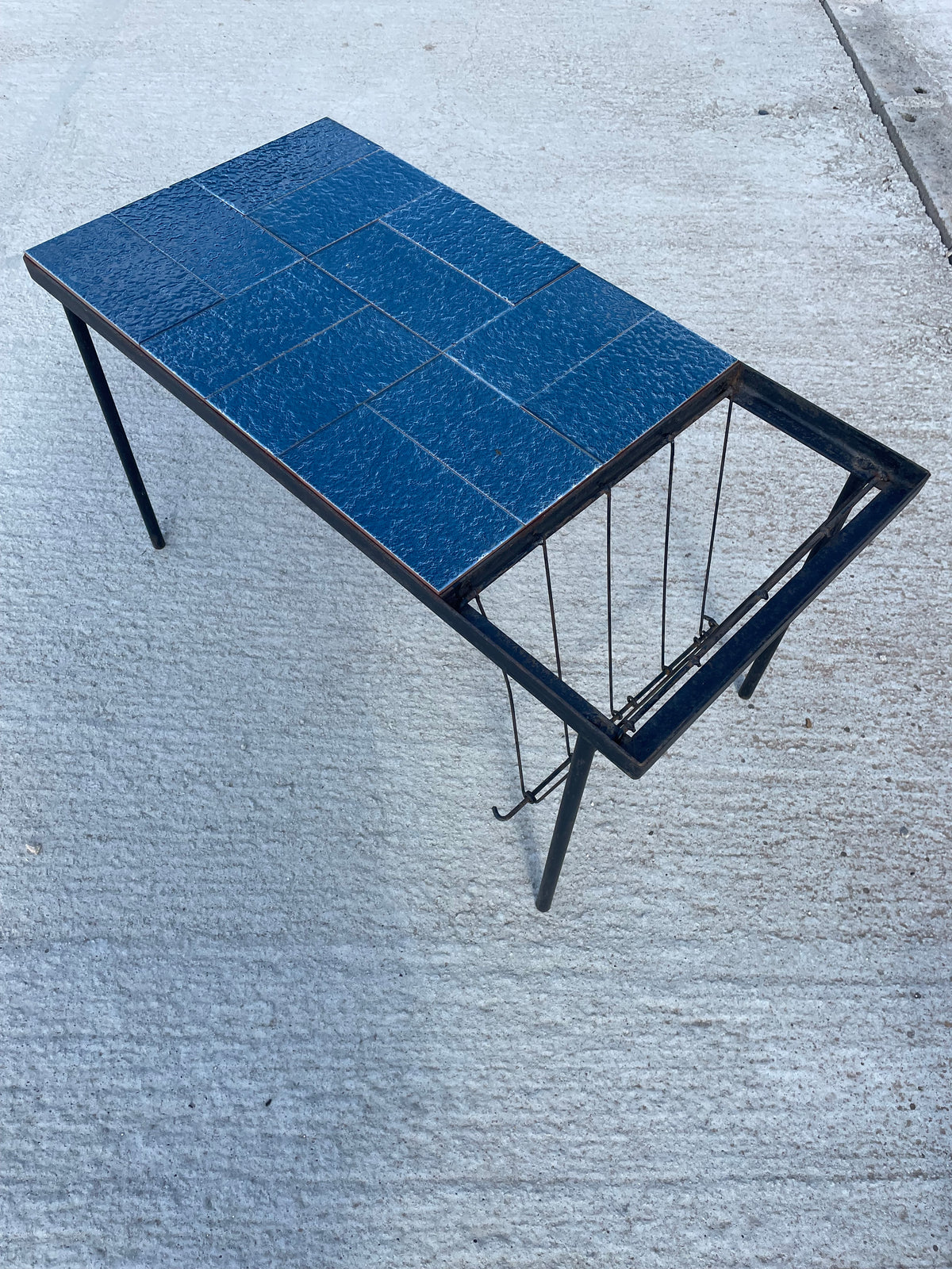 Vintage tegeltafel met lectuurhouder – blauw keramiek
