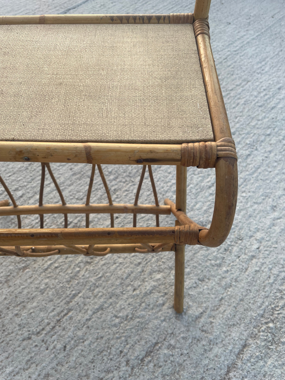 Vintage rotan bijzettafel met lectuurbak