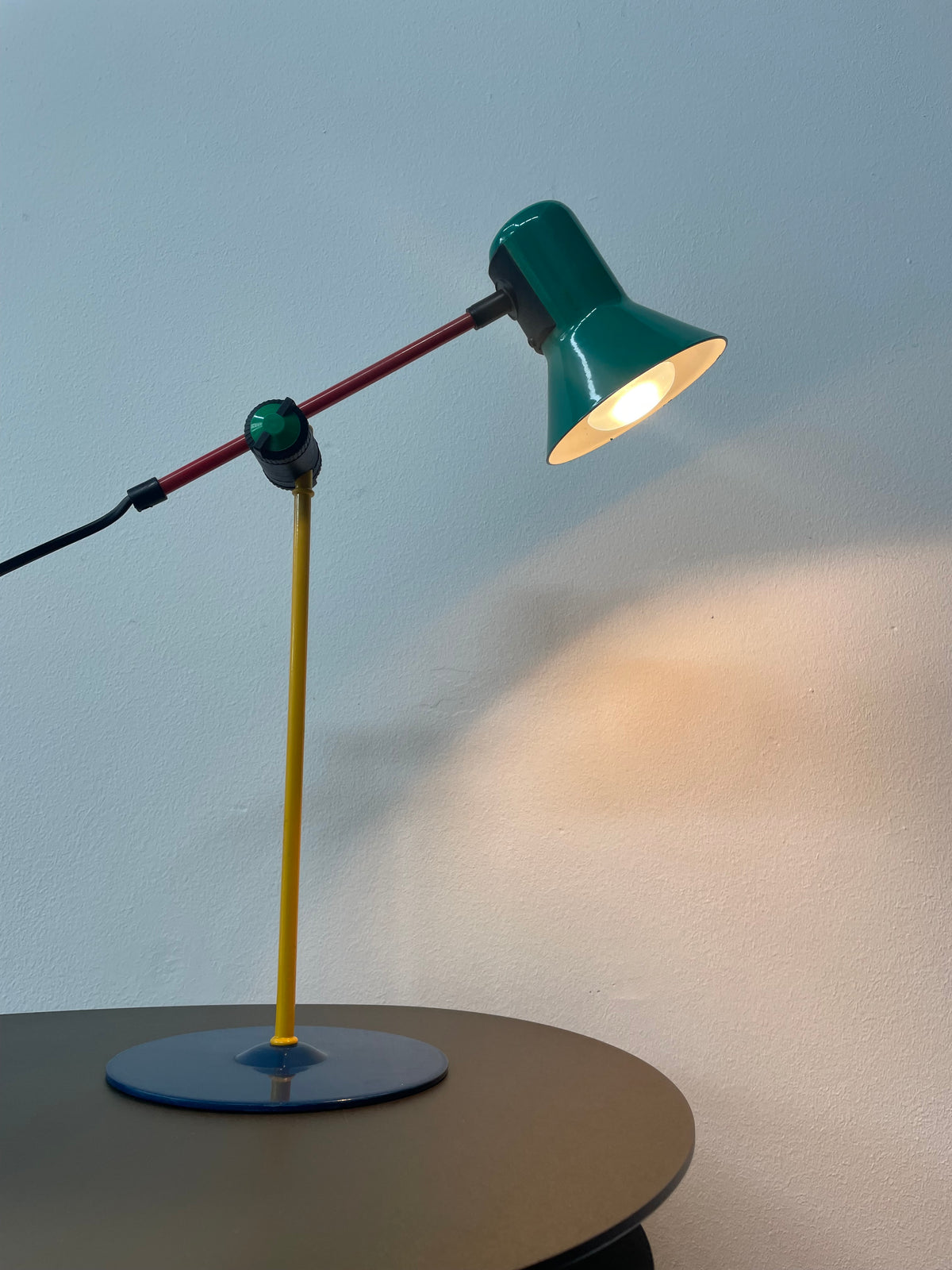 Vintage Veneta Lumi Memphis bureaulamp – Italië, jaren 80