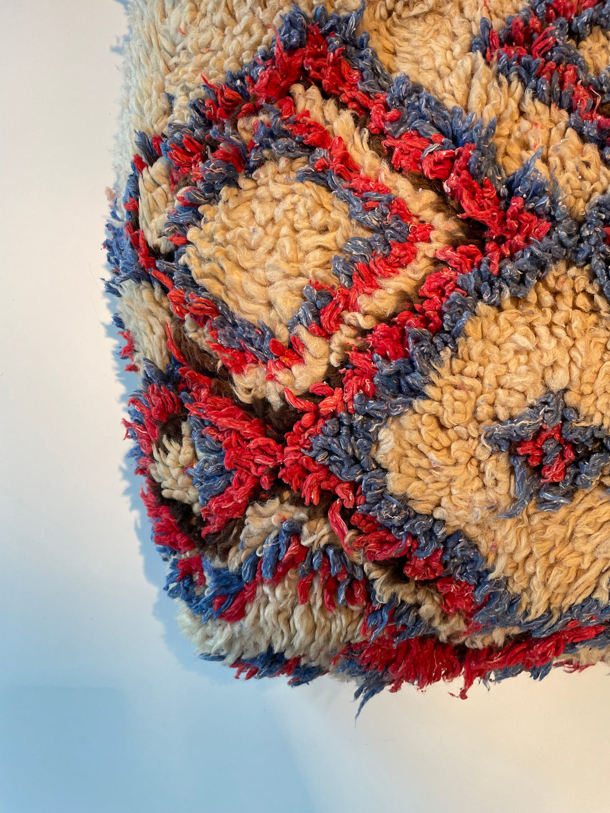 Handgemaakte Berberpoef – speels grafisch in rood en blauw - 60x60