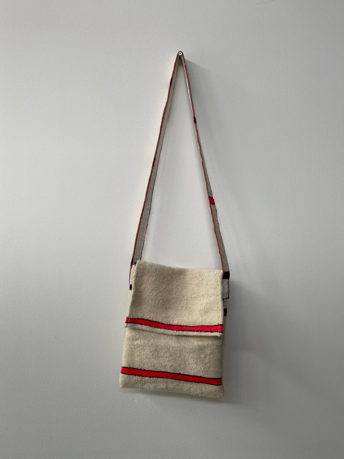 Handgemaakte schoudertas – ecru met rood accent 30x36