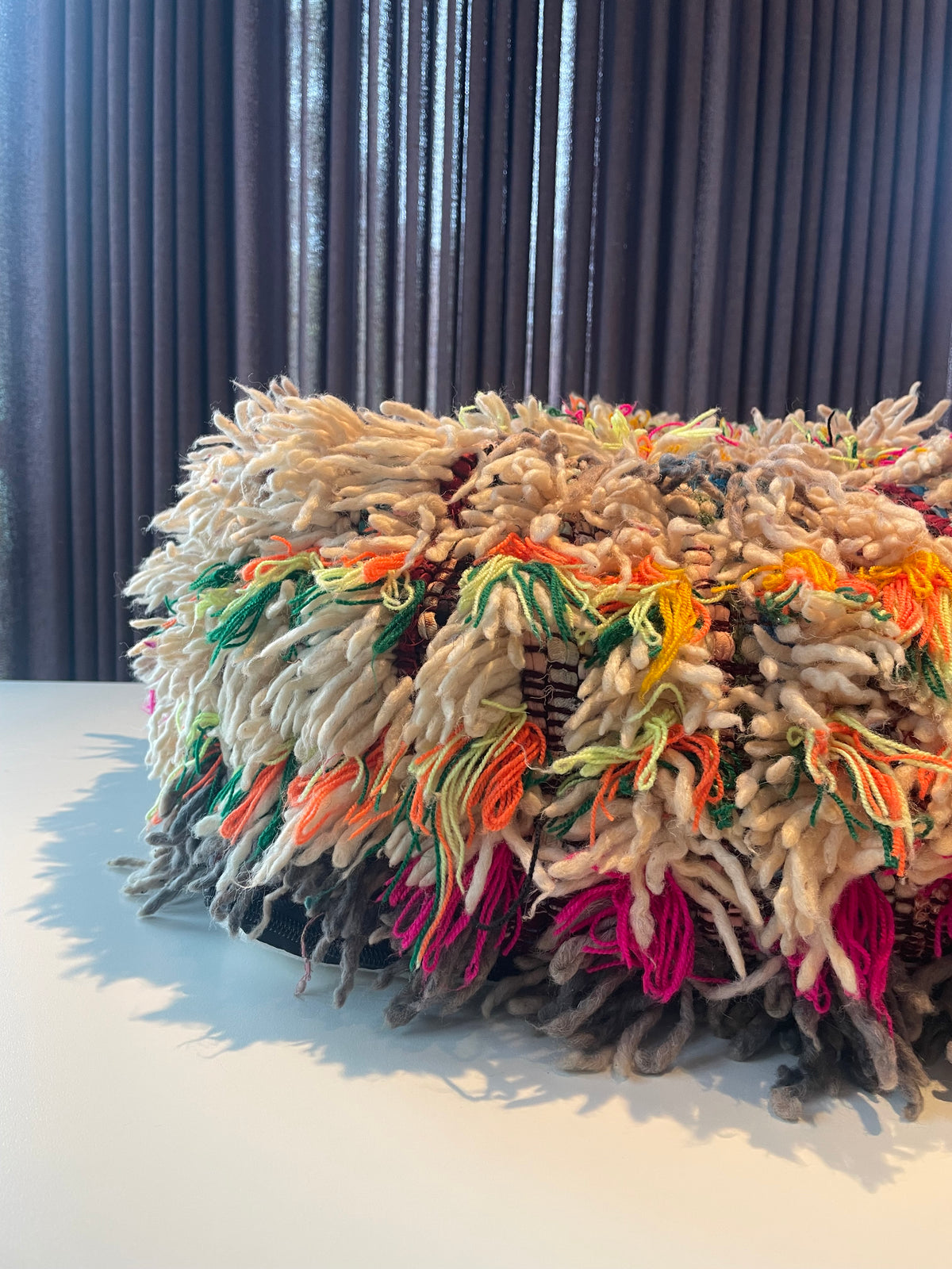 Handgemaakte Berberpoef met kleurrijke en speelse lange draden - 68x68