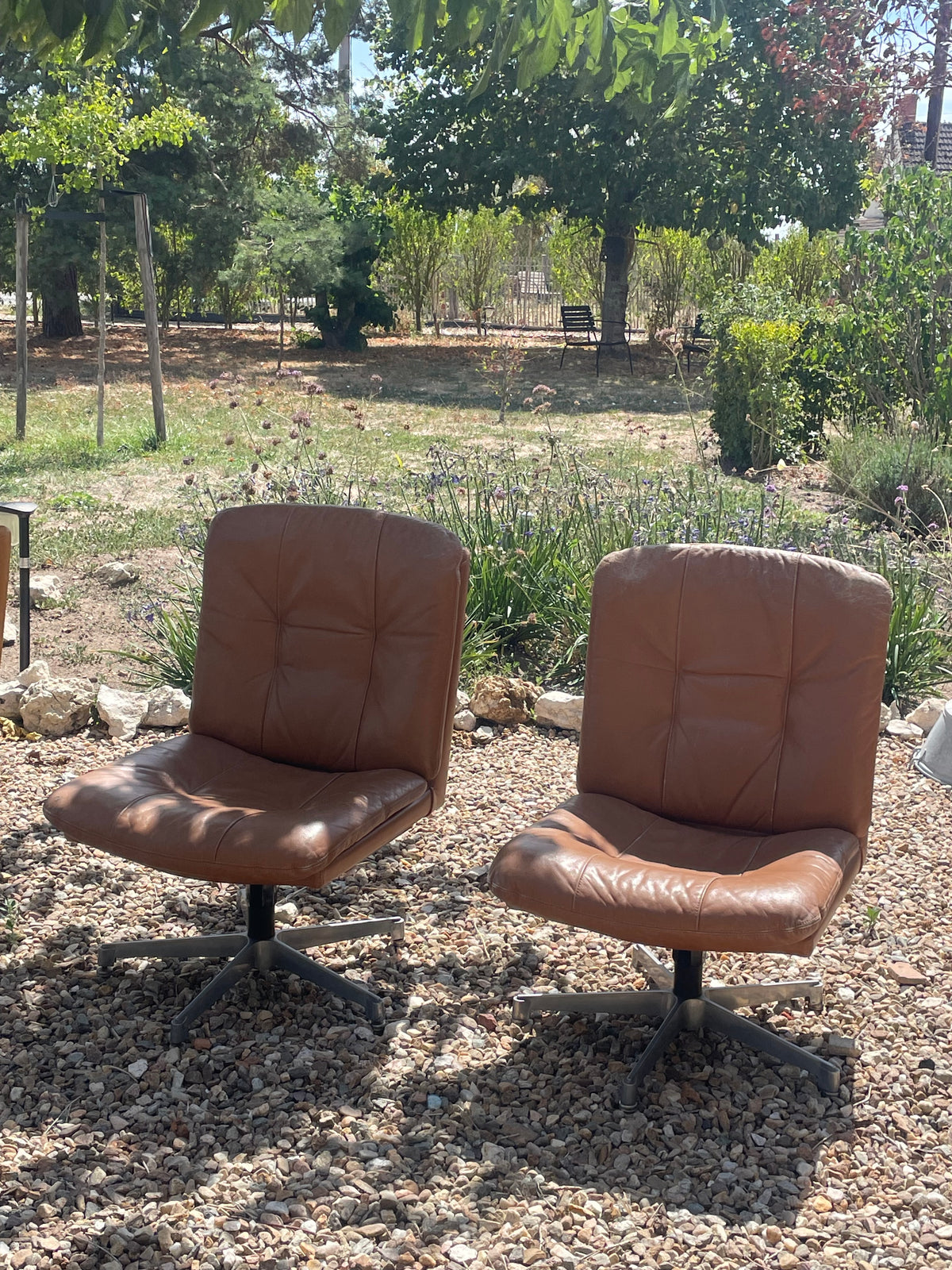 Set van 2 vintage draaifauteuils in cognac