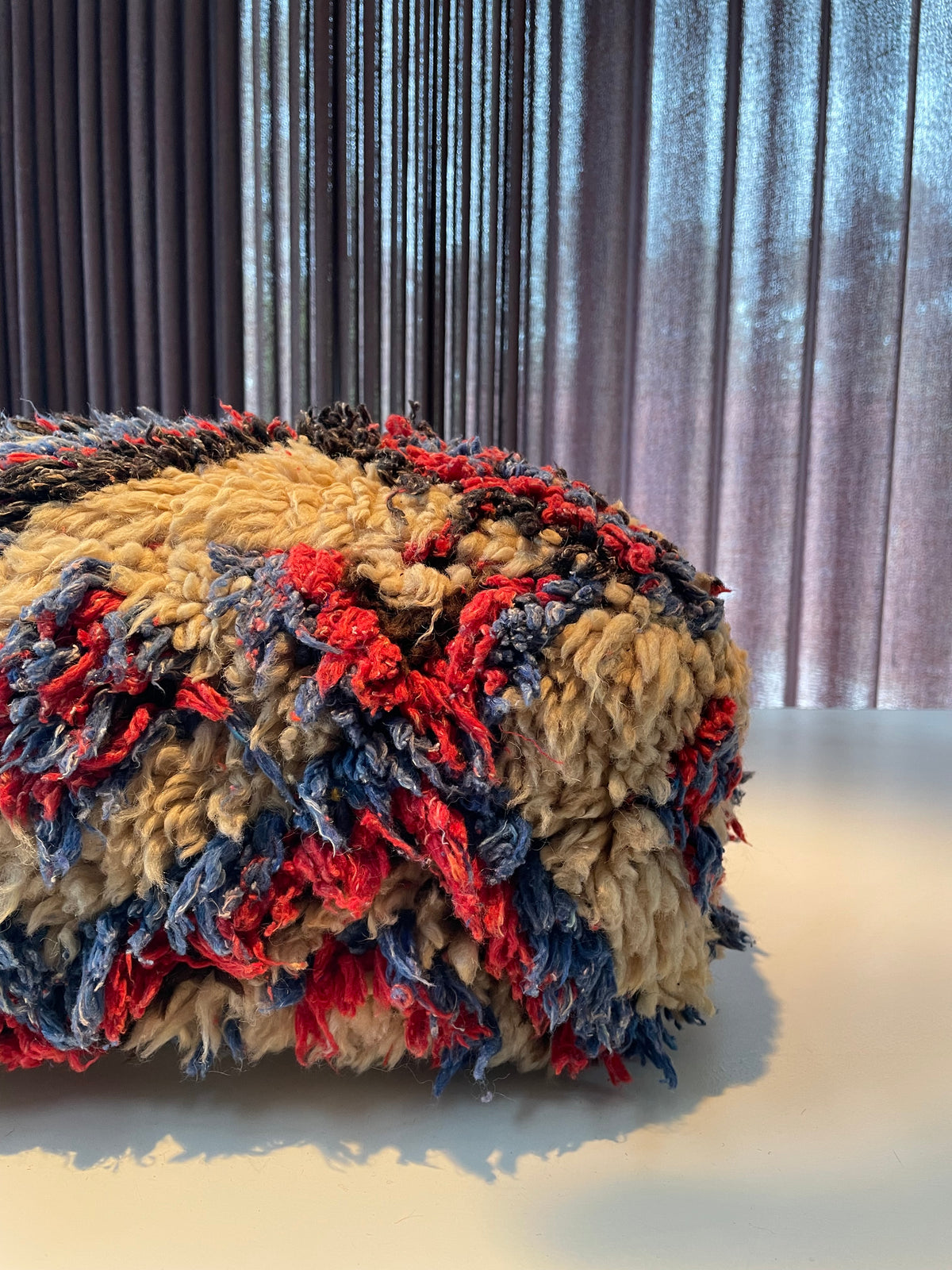 Handgemaakte Berberpoef – speels grafisch in rood en blauw - 60x60