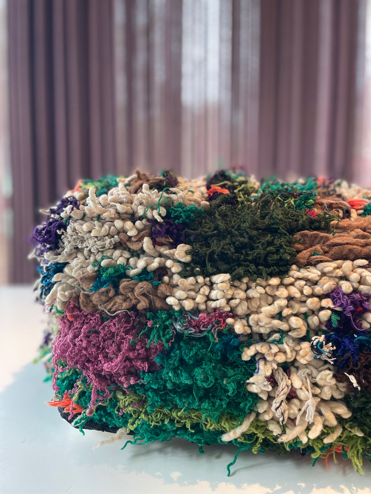 Handgemaakte Berberpoef – kleurrijke textuurmix - 68x68
