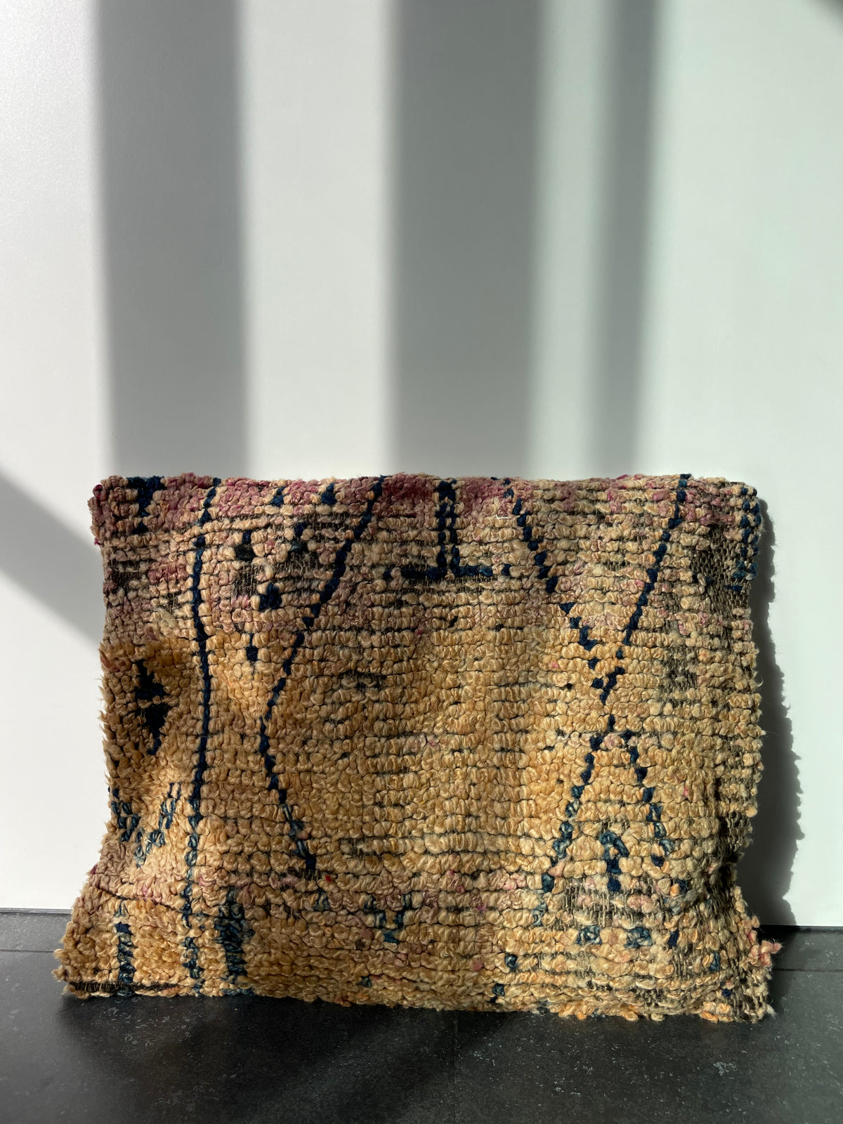 Berberkussen in naturel met grafische blauwe accenten - 45x58