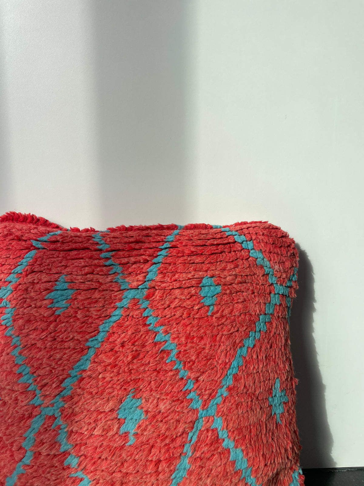 Handgemaakt Marokkaans kussen – koraalrood & turquoise, achterkant speelse streep - 45x45