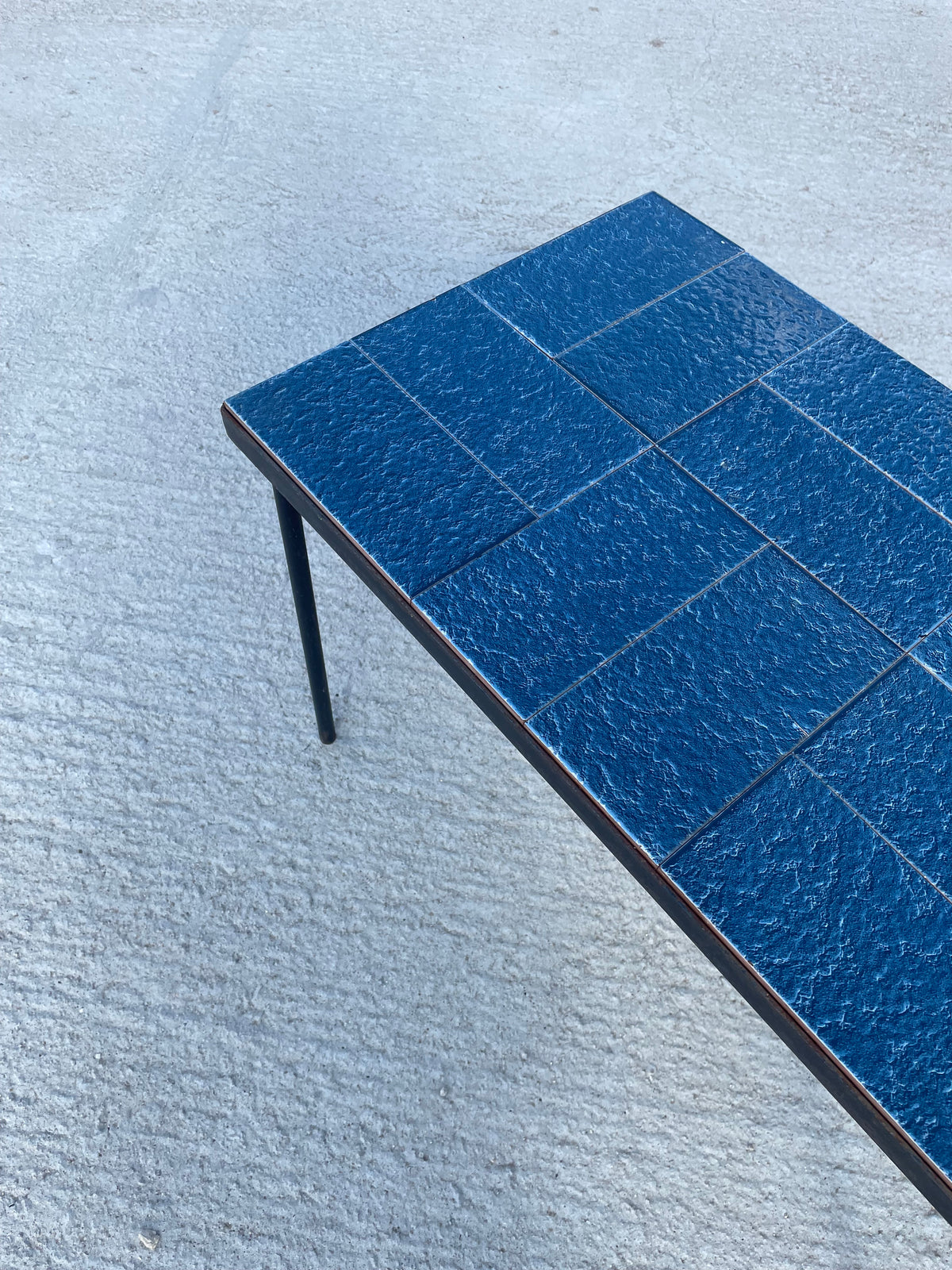 Vintage tegeltafel met lectuurhouder – blauw keramiek