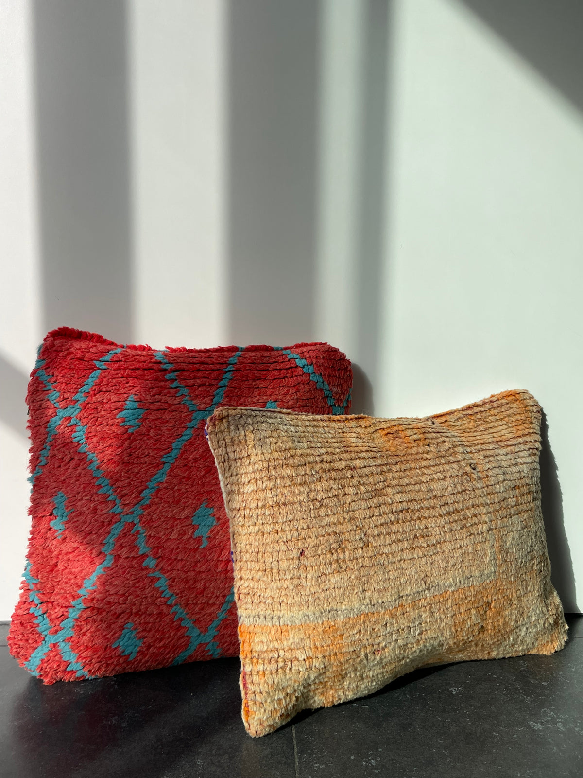 Handgemaakt Marokkaans kussen – koraalrood & turquoise, achterkant speelse streep - 45x45