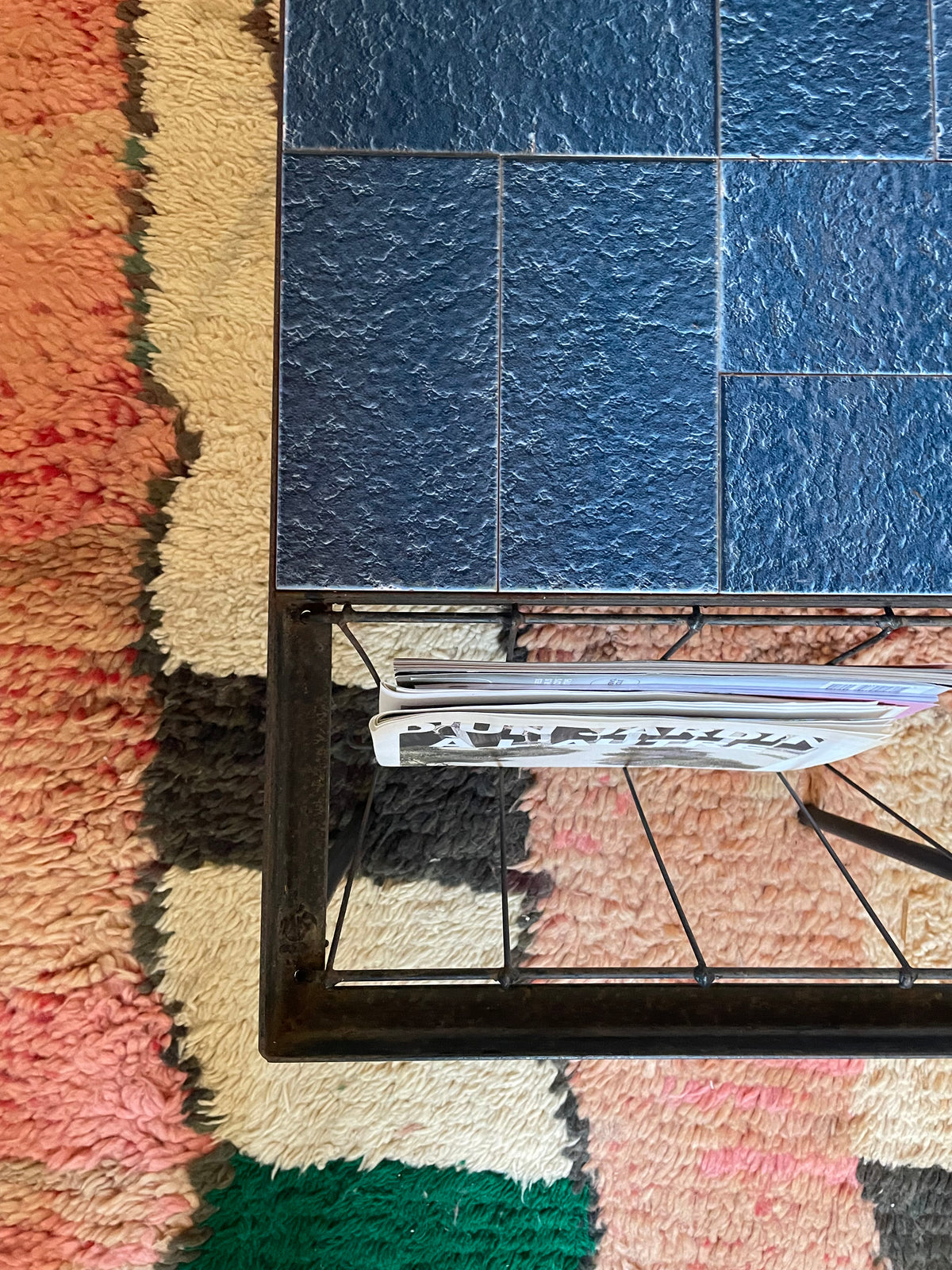 Vintage tegeltafel met lectuurhouder – blauw keramiek