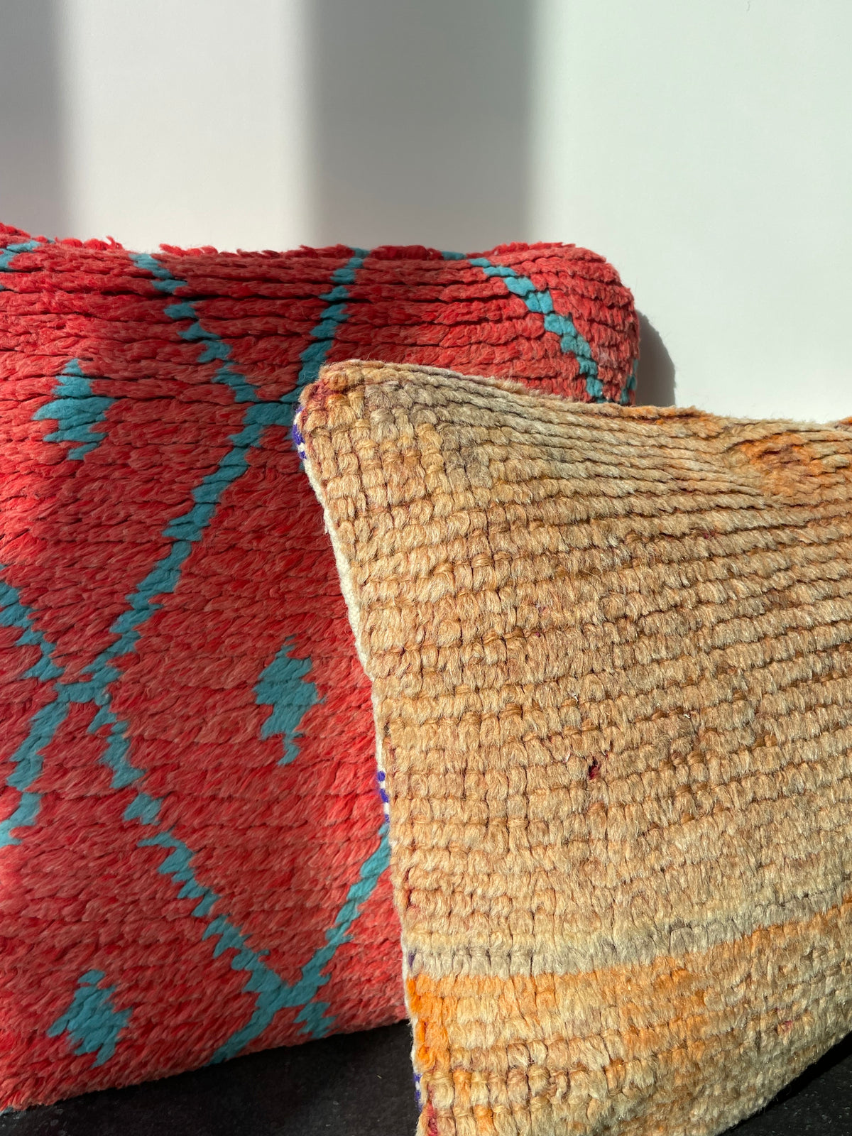 Handgemaakt Marokkaans kussen – koraalrood & turquoise, achterkant speelse streep - 45x45