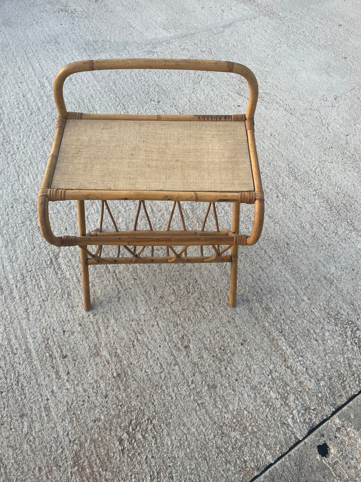 Vintage rotan bijzettafel met lectuurbak