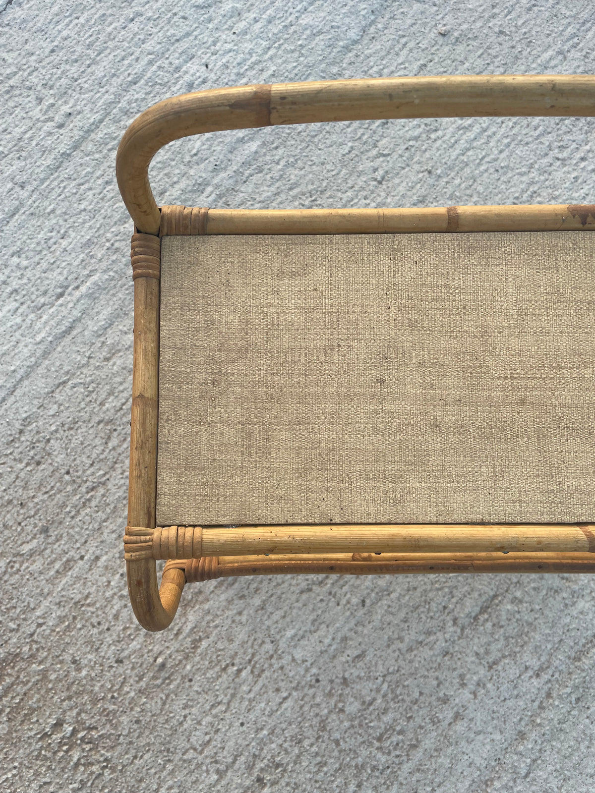 Vintage rotan bijzettafel met lectuurbak