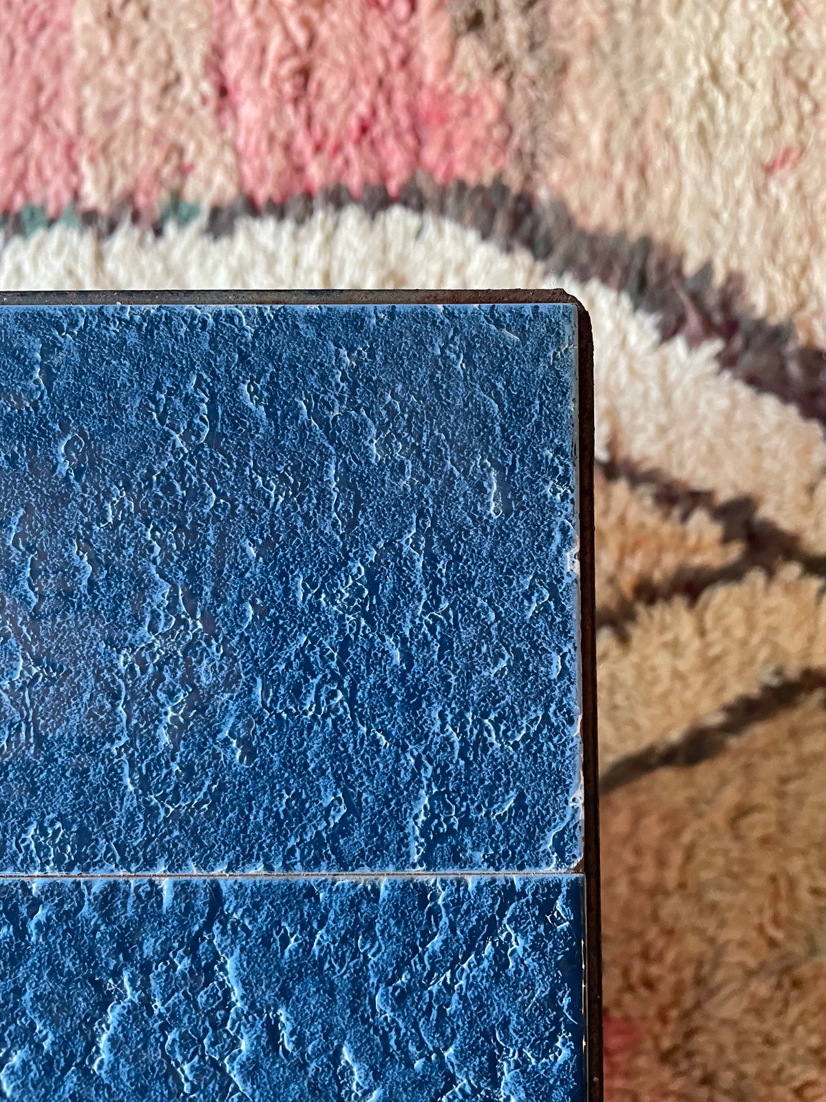 Vintage tegeltafel met lectuurhouder – blauw keramiek
