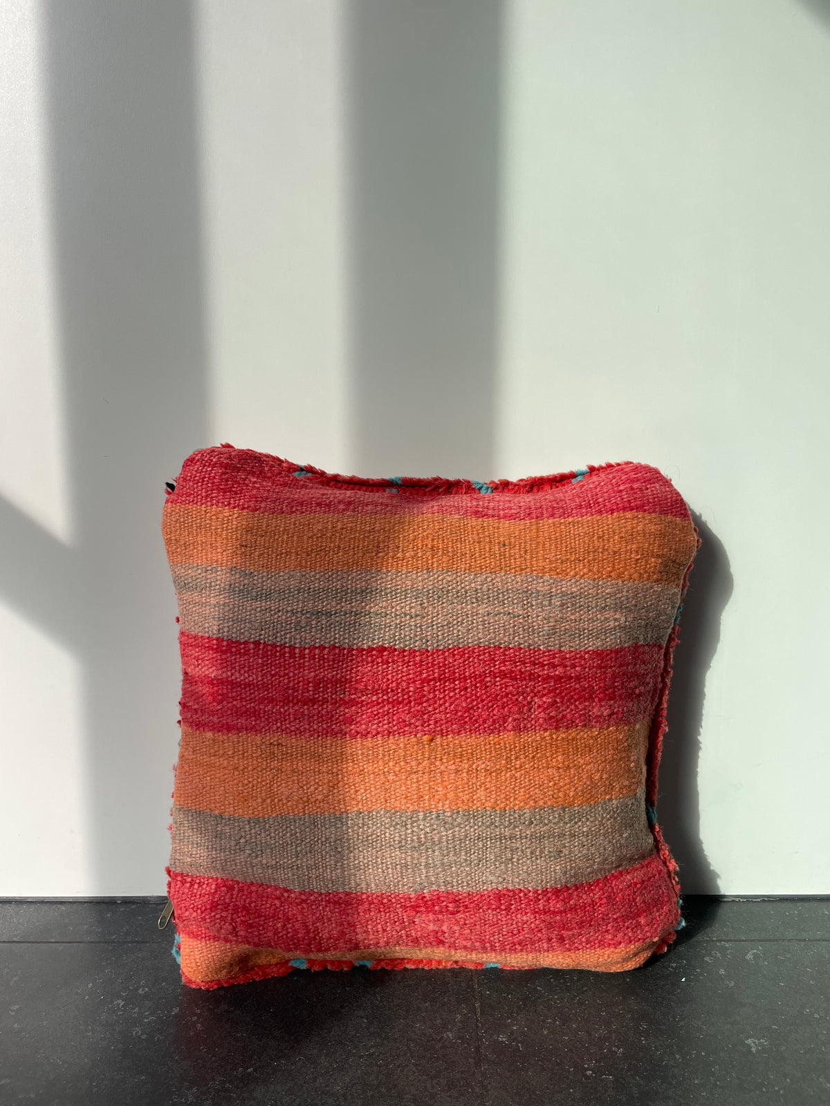 Handgemaakt Marokkaans kussen – koraalrood & turquoise, achterkant speelse streep - 45x45
